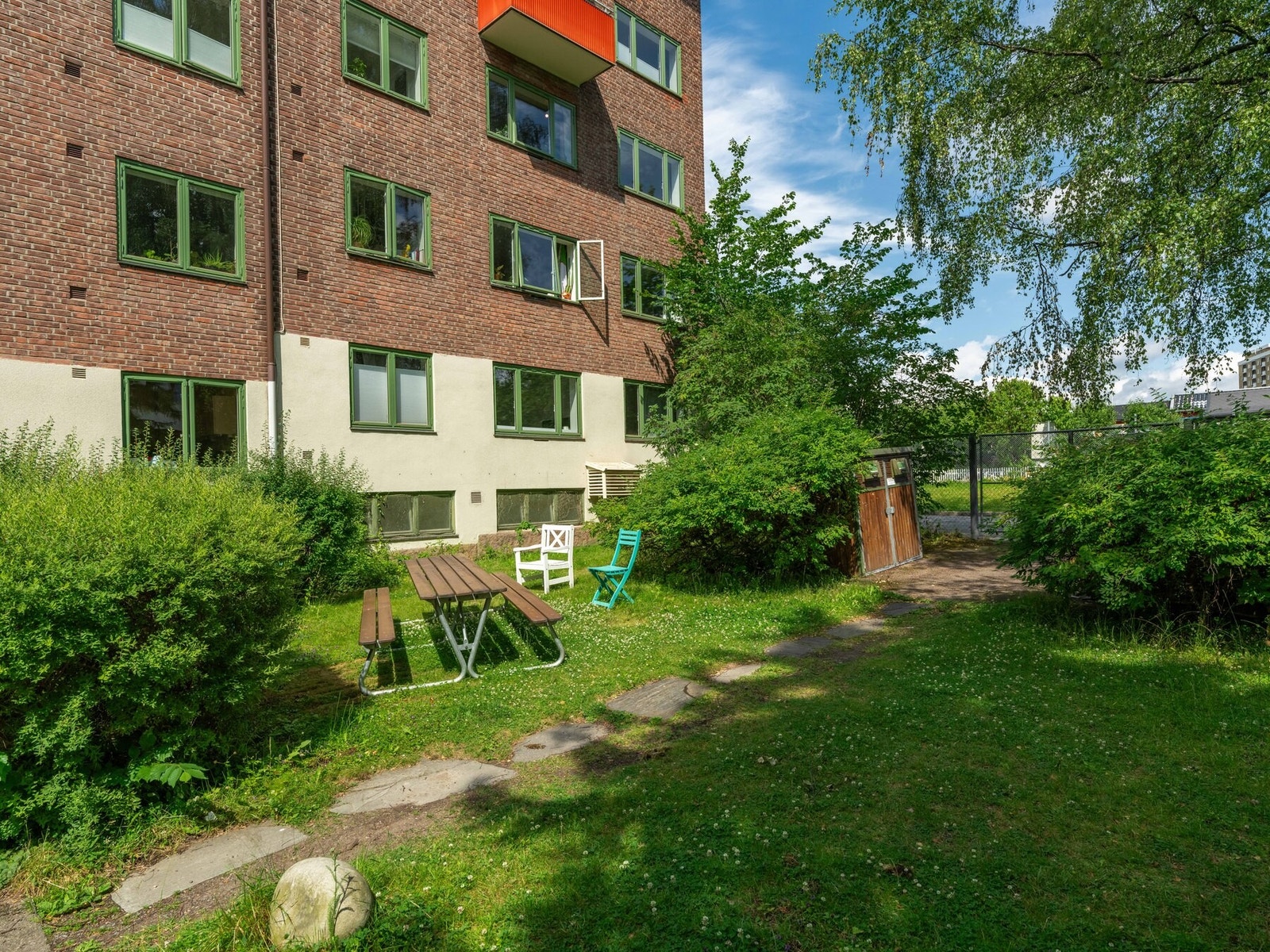 Her er det store grøntområder og sittegrupper til glede for beboerne. Galleribilde