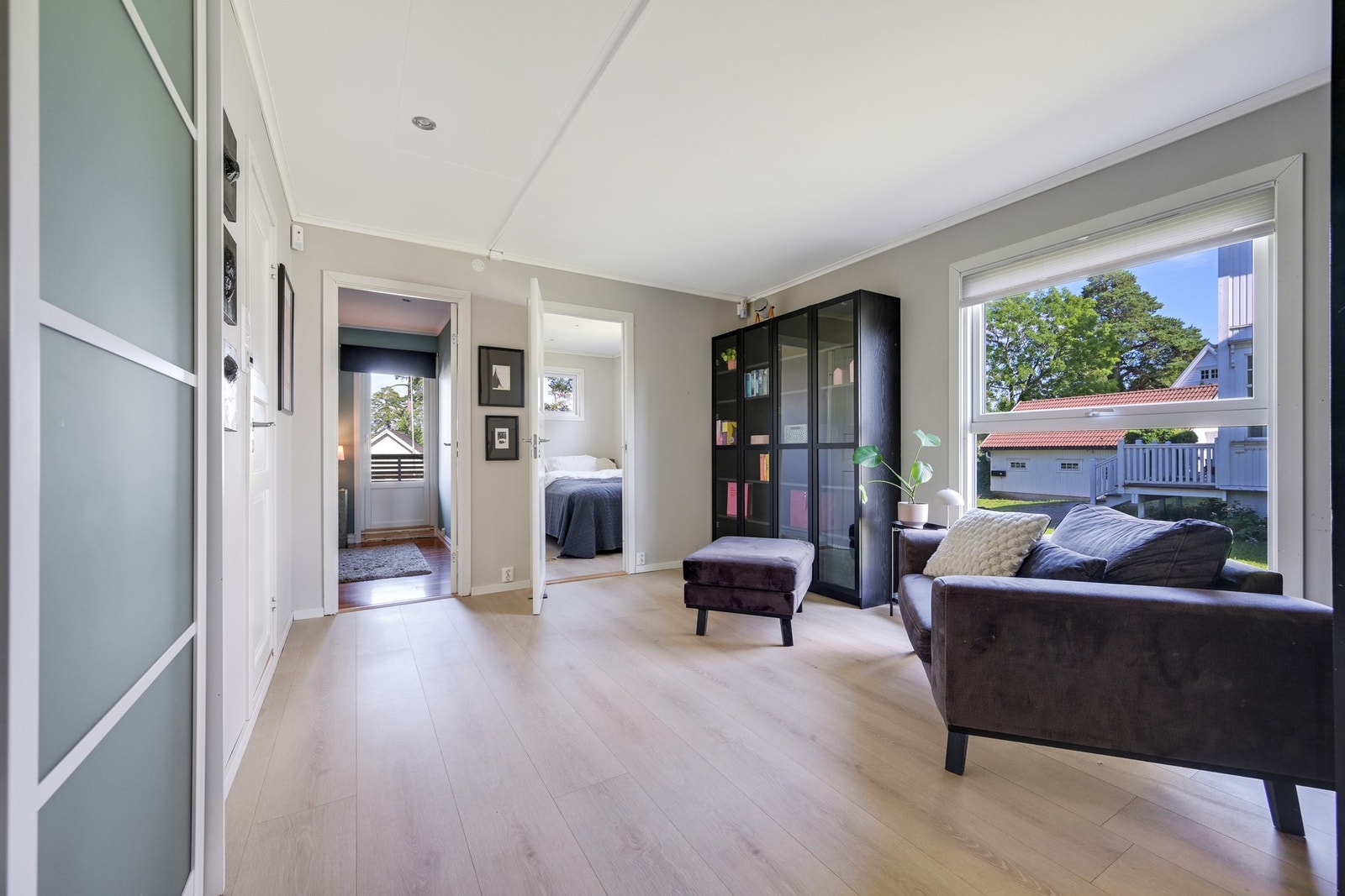 Praktisk mellomstue med adkomst til soverom og bad Galleribilde