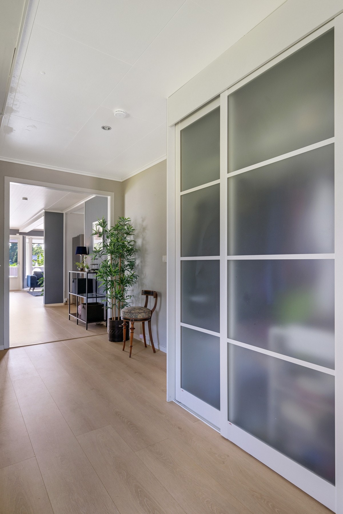 Ut fra kjøkkenet og videre i soveromsavdelingen Galleribilde