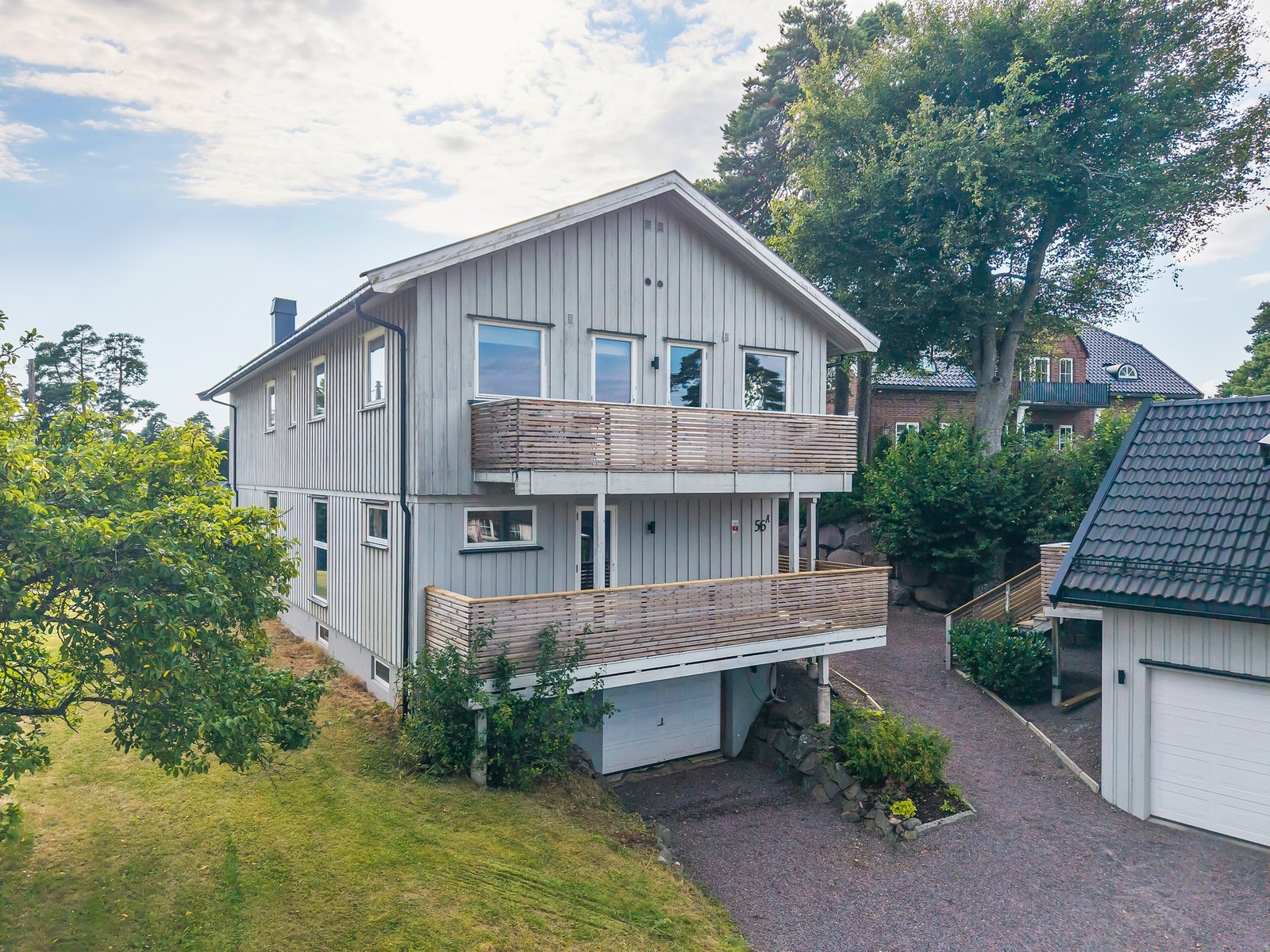 Velkommen til en svært innholdsrik familiebolig med bla 6 soverom og dobbel garasje Galleribilde