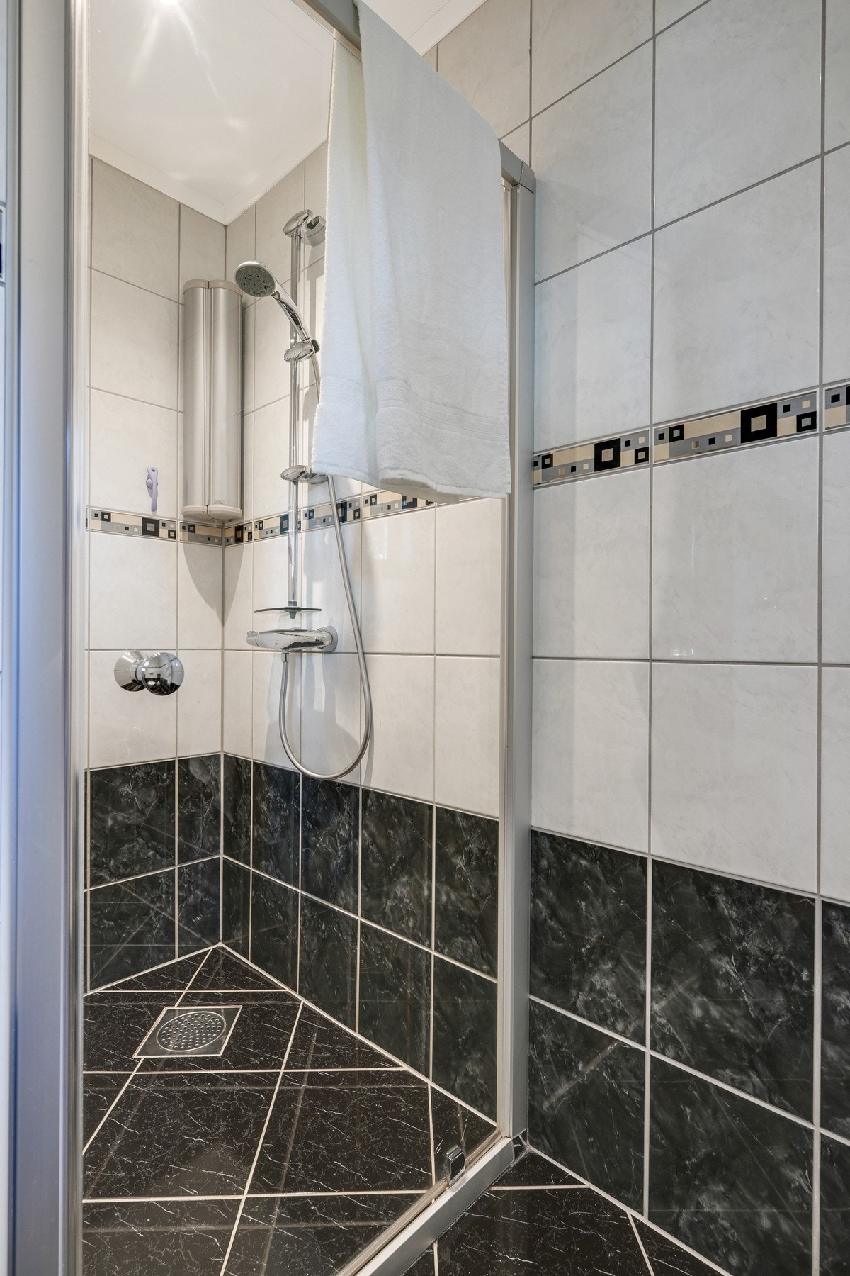 Pent flislagt bad med gulvvarme Galleribilde