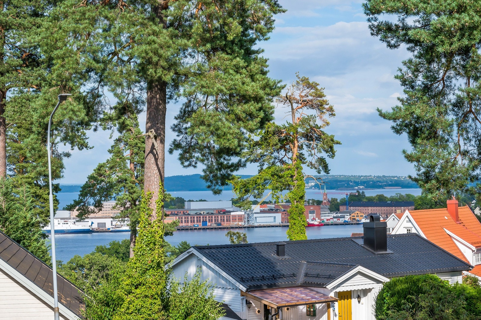 Fint utsyn mot fjorden herfra Galleribilde