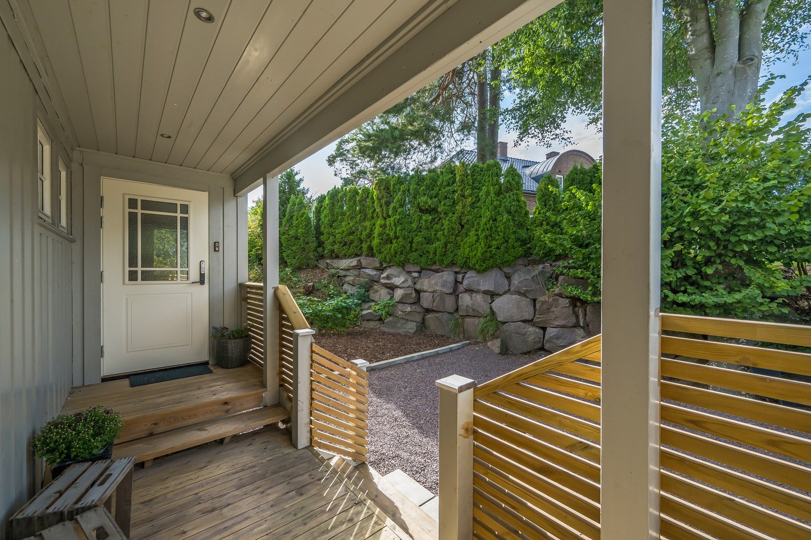 Pent overbygget inngangsparti med spotter i taket Galleribilde