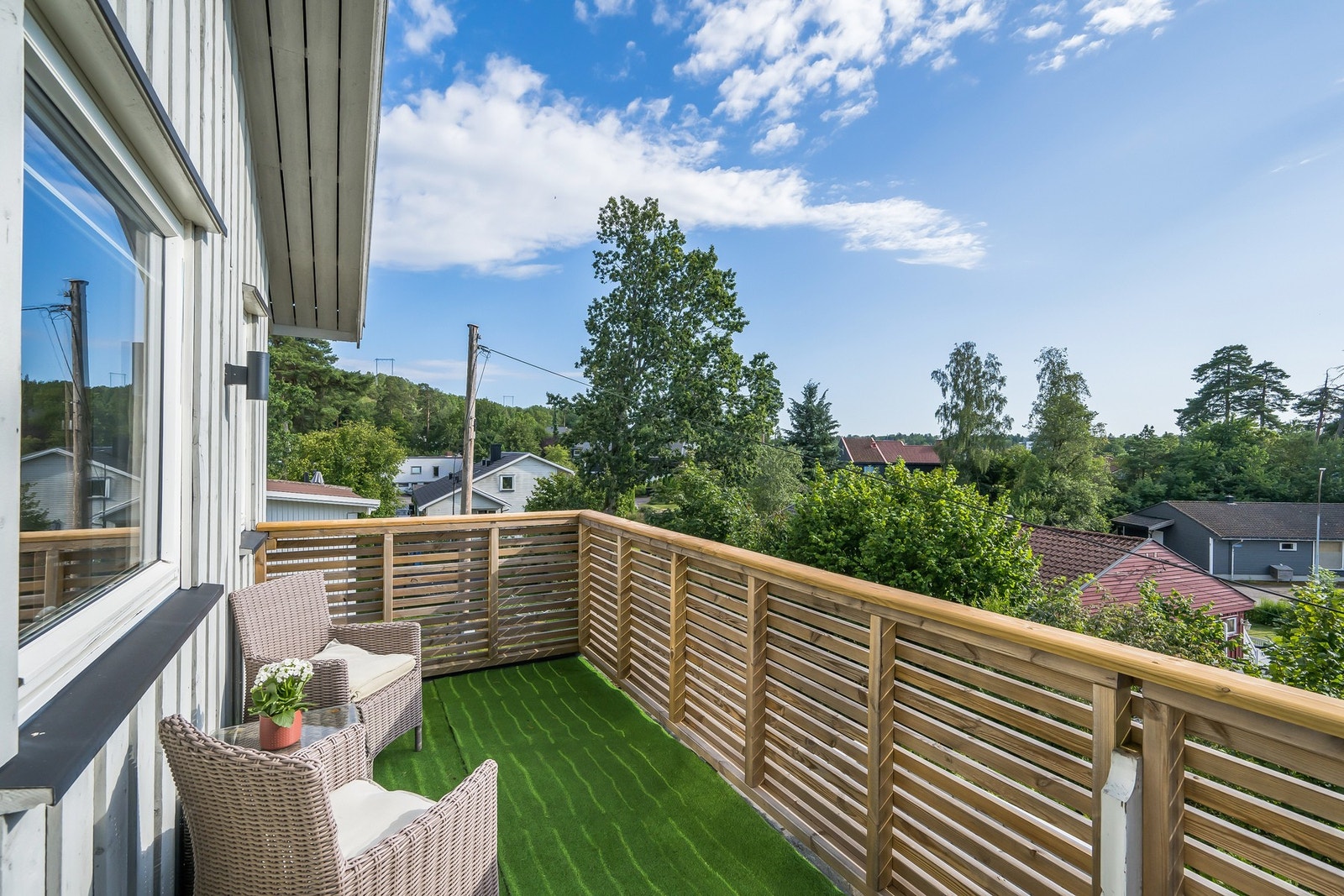 Fra denne er det utgang til en deilig balkong med ettermiddagssol Galleribilde