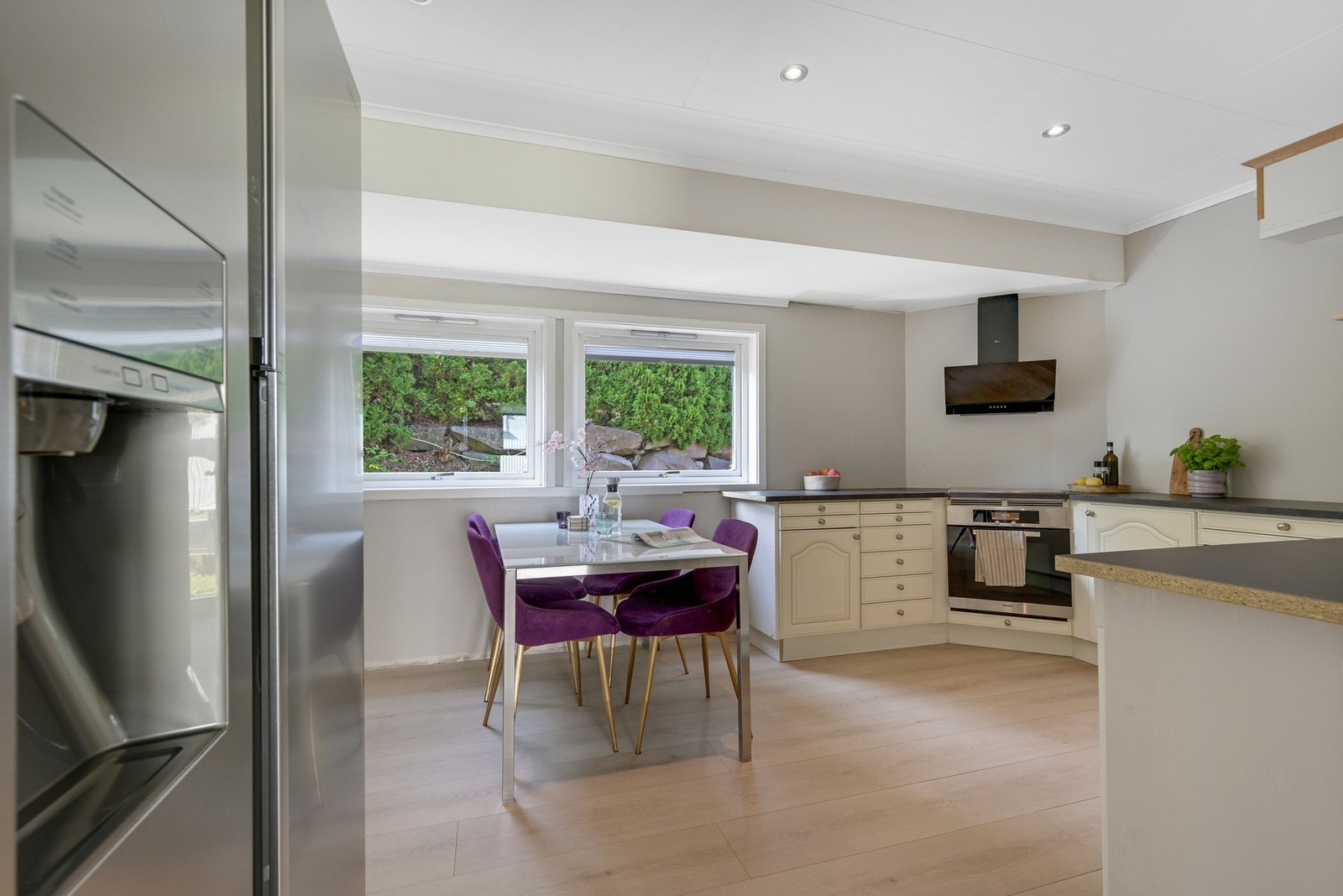 Kjøkkenet er av god størrelse med fin plass til frokostbord Galleribilde