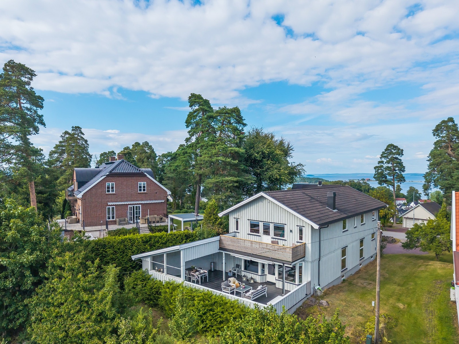 Lettstelt hage med gode uteplasser Galleribilde