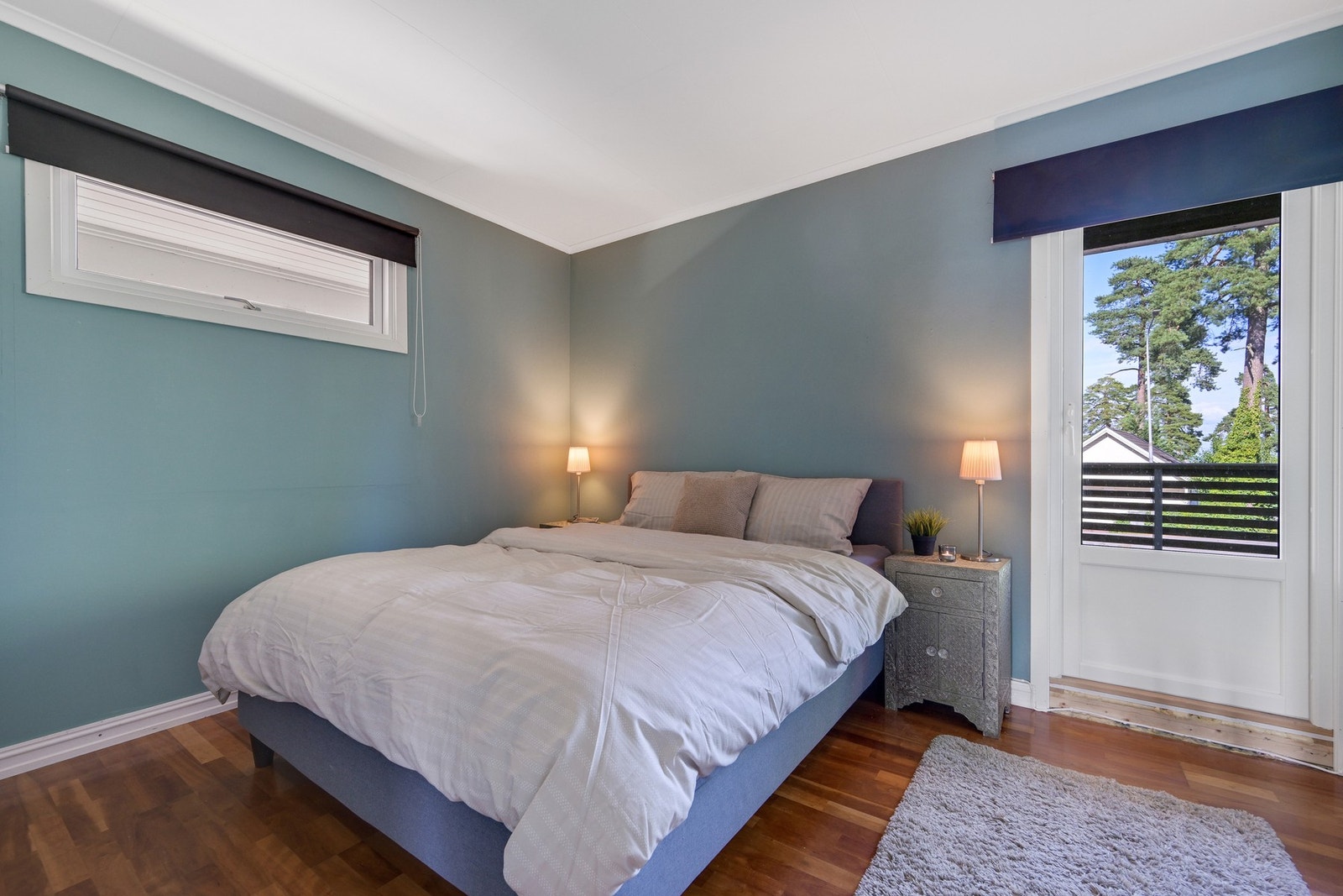 Videre har vi soverommene - dette med utgang til balkong med morgensol Galleribilde