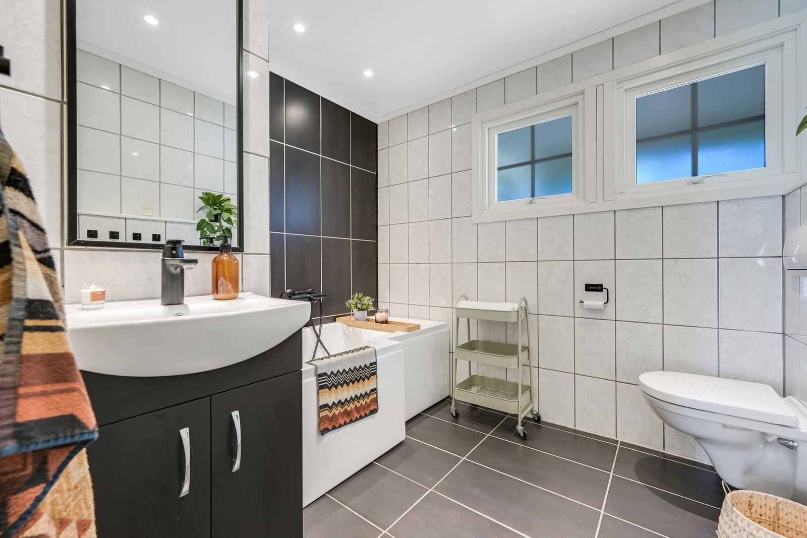 Pent flislagt bad med gulvvarme i denne etasjen Galleribilde