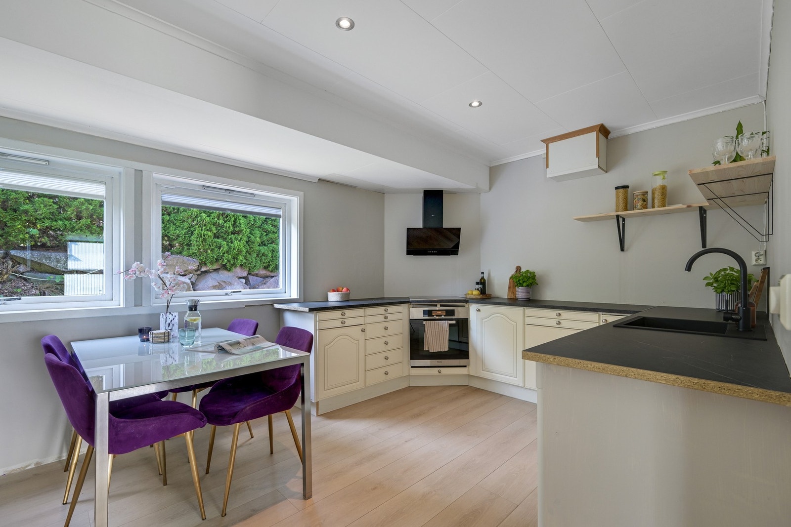 Inn fra stuen finner vi kjøkkenet Galleribilde