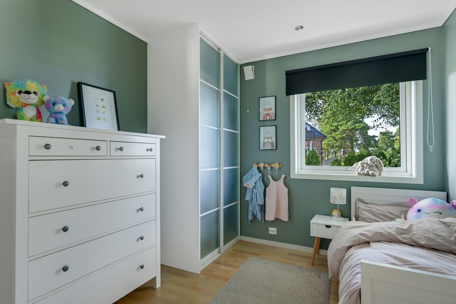 Veldig praktisk med plass for både lekser og leker på barnerommene Galleribilde