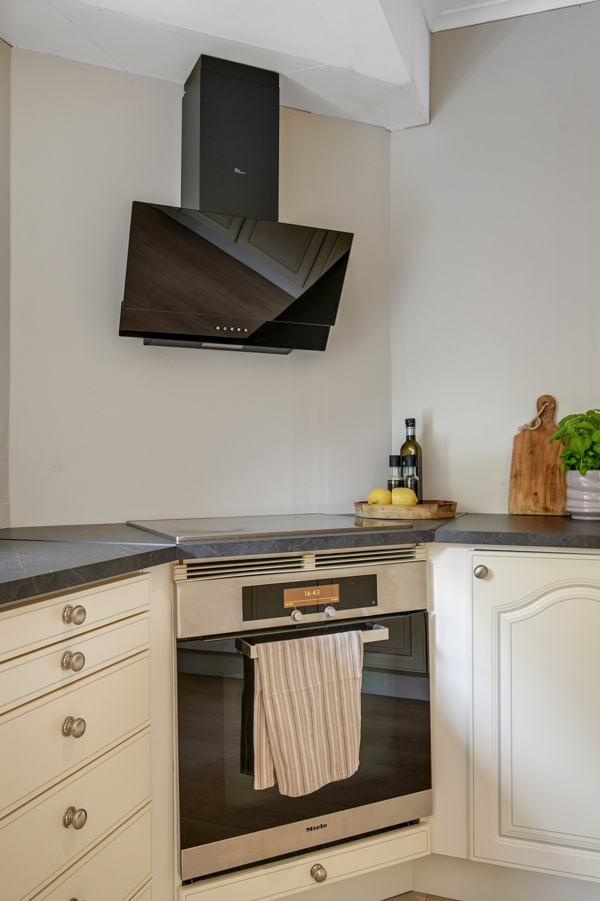 Solid og godt arbeidskjøkken med helt ny ventilator Galleribilde