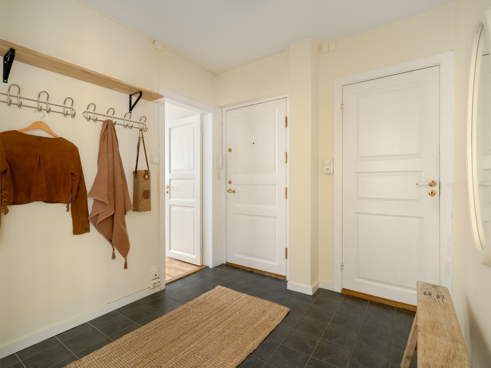 Det er god plass til å henge fra seg yttertøy og plassere sko. Døren til venstre tar oss inn på ett av de tre soverommene. Galleribilde
