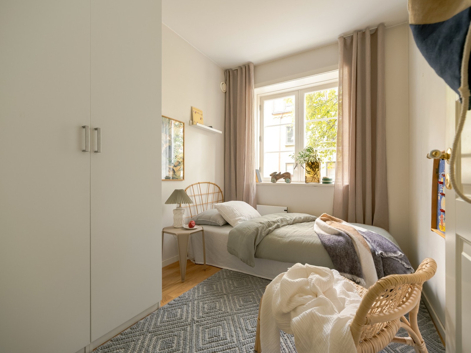 Soverom nr. 2 ligger i midten og har god plass til seng og tilhørende nattbord. Galleribilde