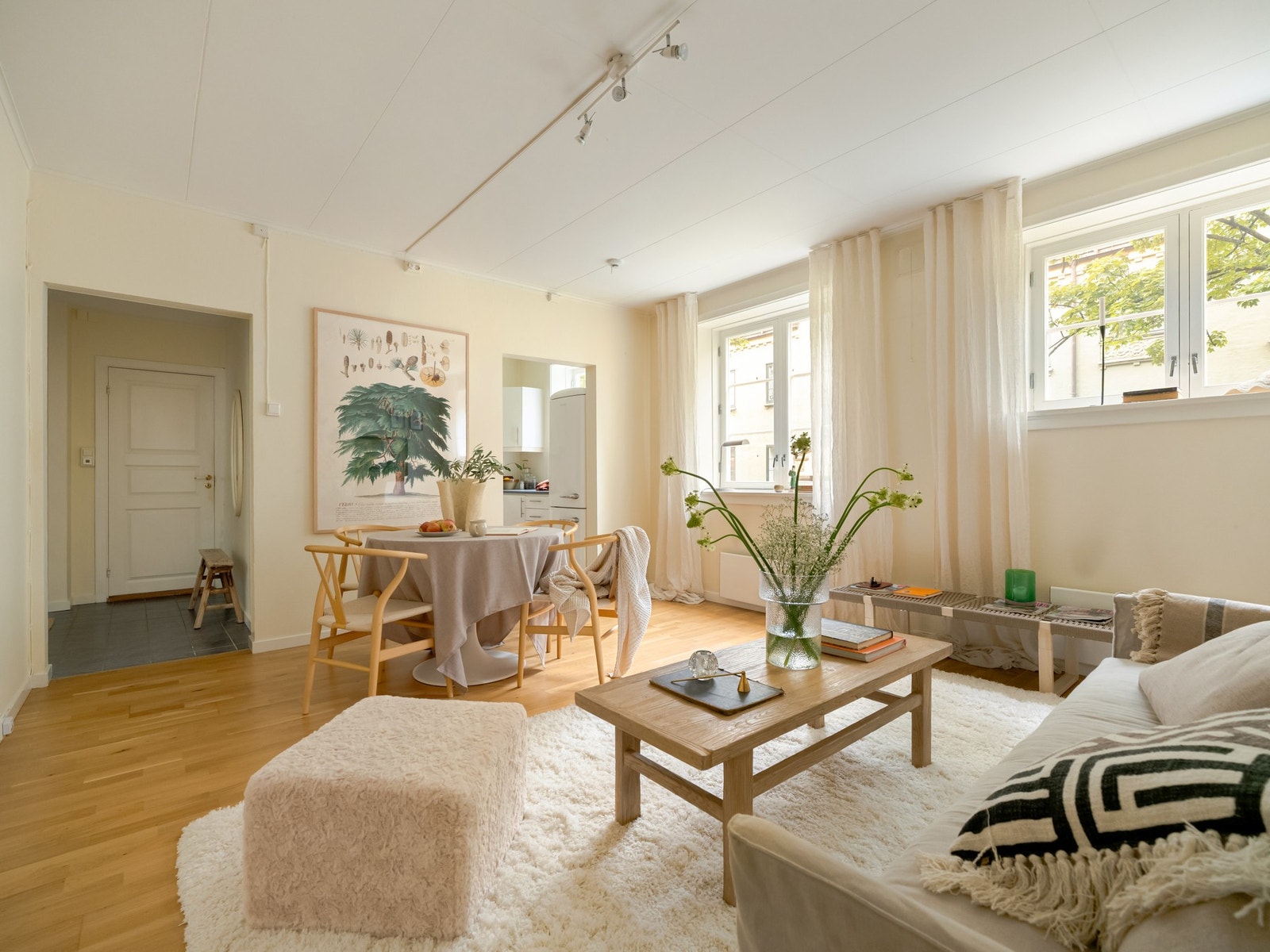 Leiligheten har en svært god intern plassering i Det Rivertzke kvartal, da den vender mot grønne og pent opparbeidede gårdsrom på begge sider. Galleribilde