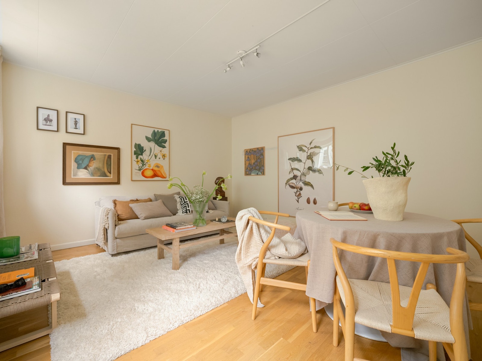 Stuen er det naturlige samlingspunktet i leiligheten med god plass til en større sofagruppe og øvrig møblement. Galleribilde