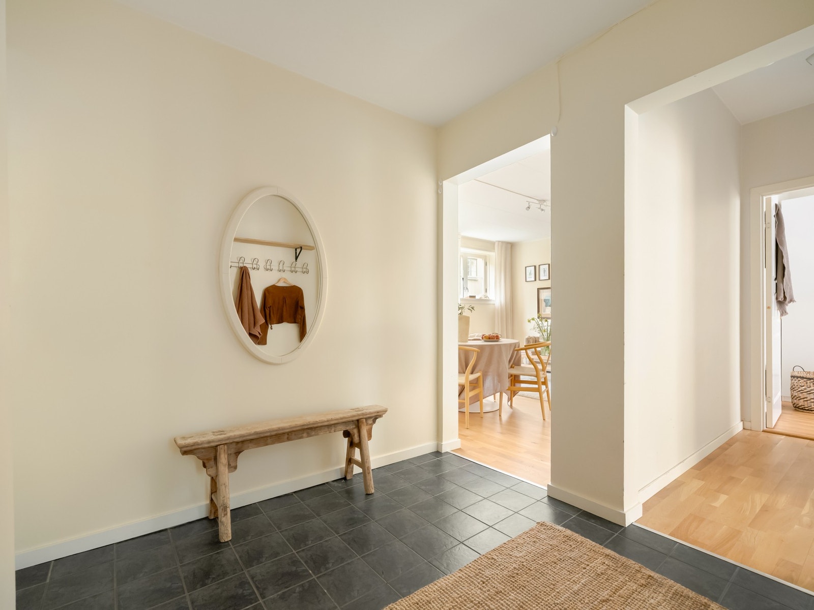 Her er det adkomst til alle leilighetens soverom og bad. Og naturligvis stuen og kjøkkenet, som vi allerede har sett på. Galleribilde