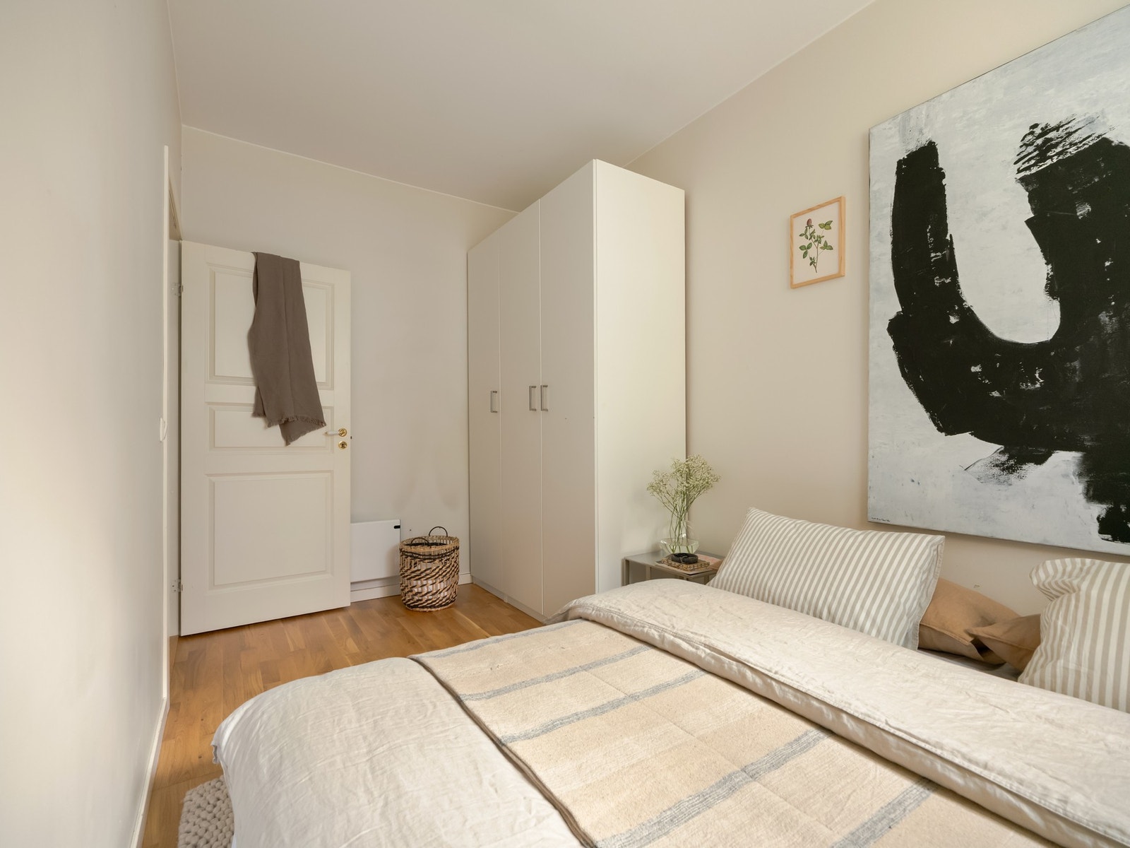 Soverom nr. 3 ligger innerst i mellomgangen og er det største rommet. Det har i likhet med de øvrige rommene god plass til seng og nattbord. Galleribilde