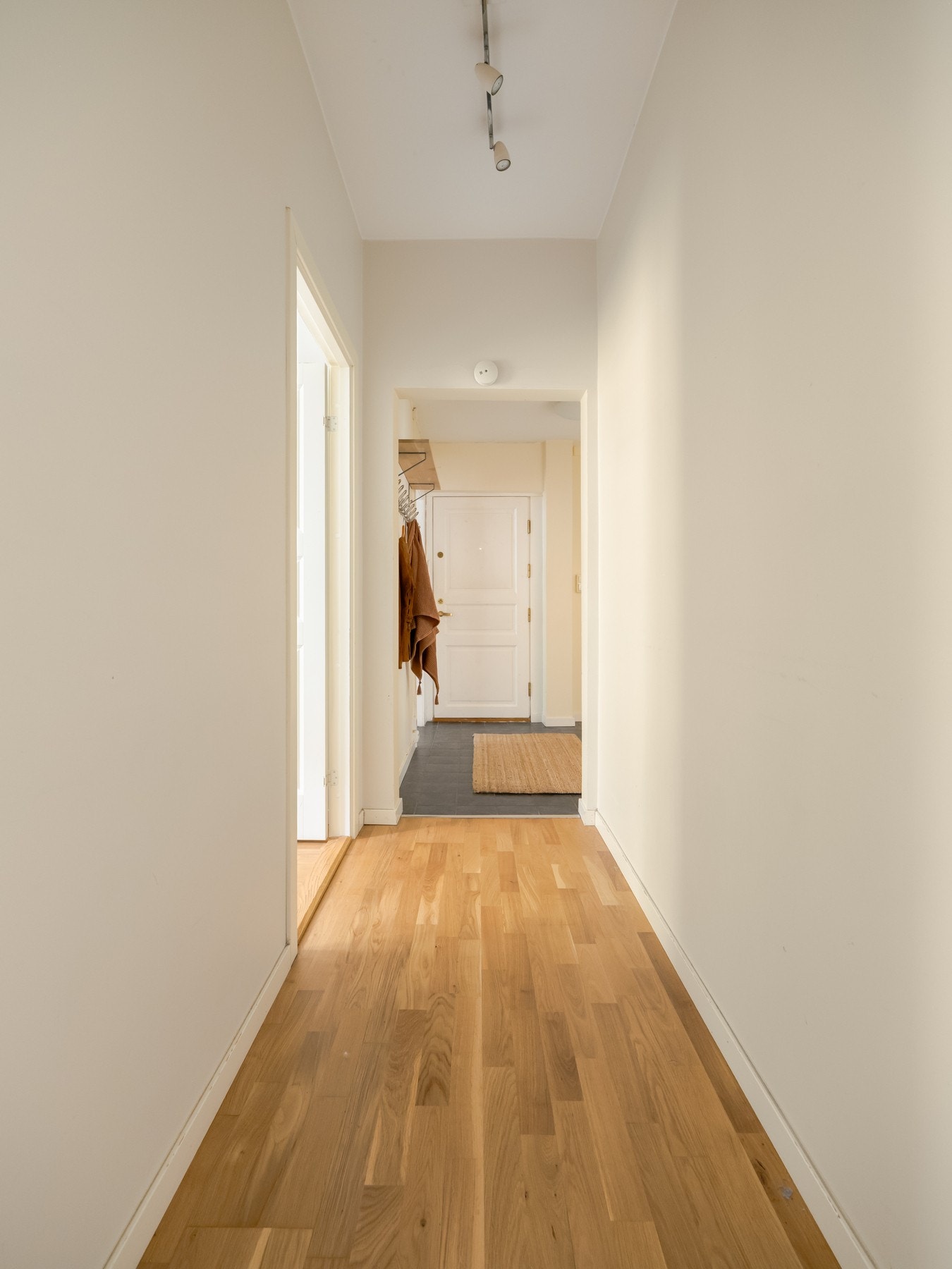 Vi snur oss og går tilbake til inngangspartiet der døren til badet er. Galleribilde