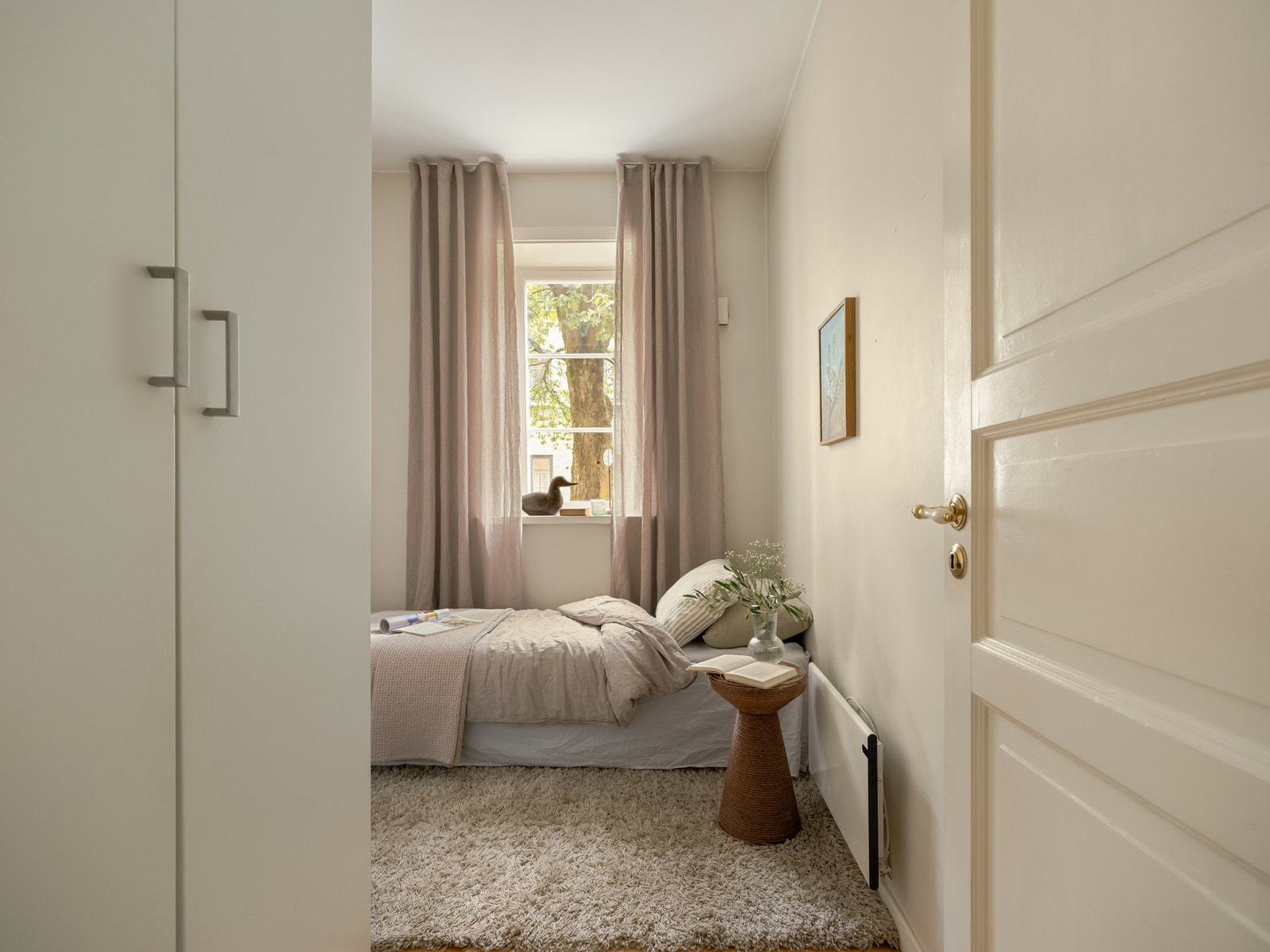 Leiligheten har altså tre gode soverom. Her ser vi soverom nr. 1 som ligger til høyre fra gangen når man kommer inn i leiligheten. Galleribilde