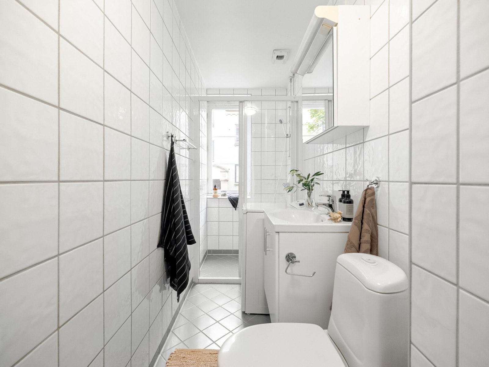 Badet er pent flislagt og ble pusset opp i regi av Kristiania Byggeselskap i 2006. Vinduet gir fint dagslys inn i rommet og gode luftemuligheter. Galleribilde