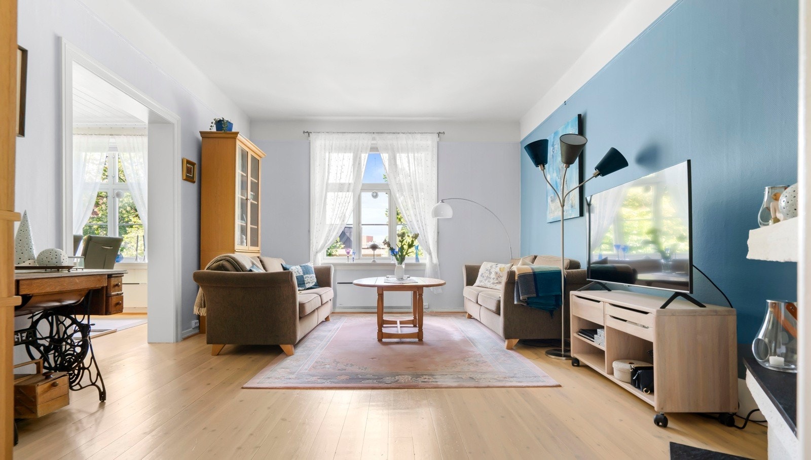 Peter Hørte Lunde v/ PrivatMegleren Aksept ønsker deg velkommen til Ole Jacob Brochs gate 7B - en særdeles lys og luftig leilighet med fantastisk beliggenhet! Galleribilde