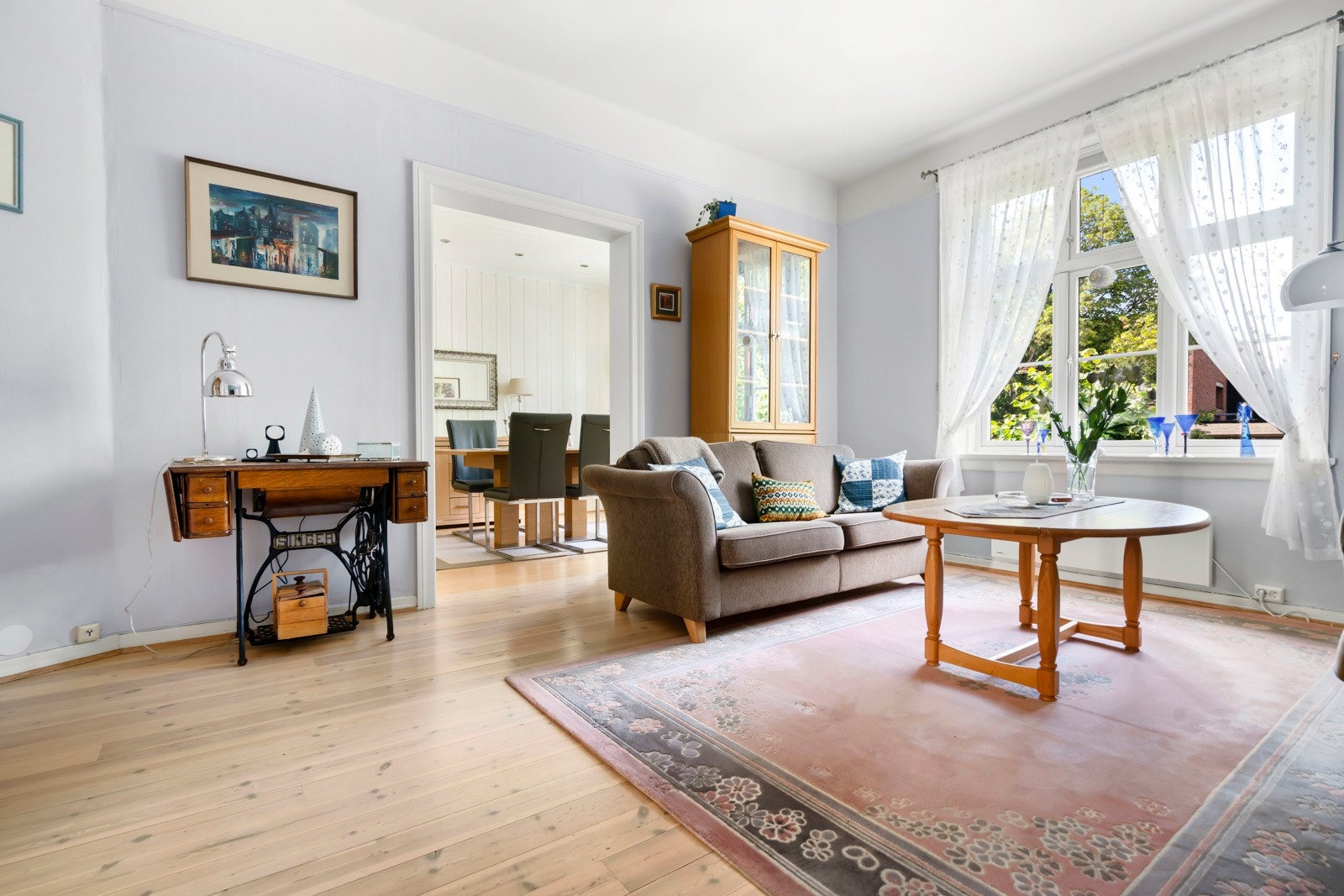 Boligen er gjennomgående, med en fantastisk romfølelse. En av fordelene med dette kvartalet er at de har større vinduer, slik at boligen oppleves veldig lys. Galleribilde