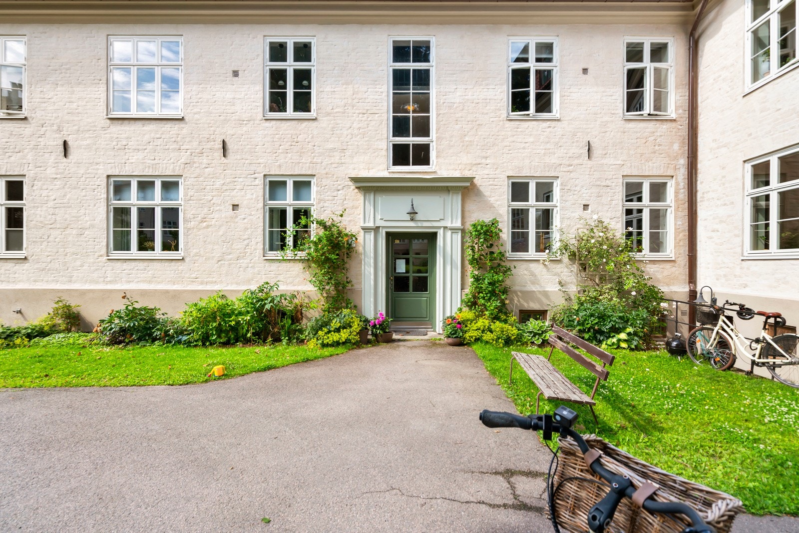 Selgers ord: "bakgårdene lever gjennom alle årstider - fulle av lekende barn, nabolagsmiddager og vennlige samtaler." Galleribilde