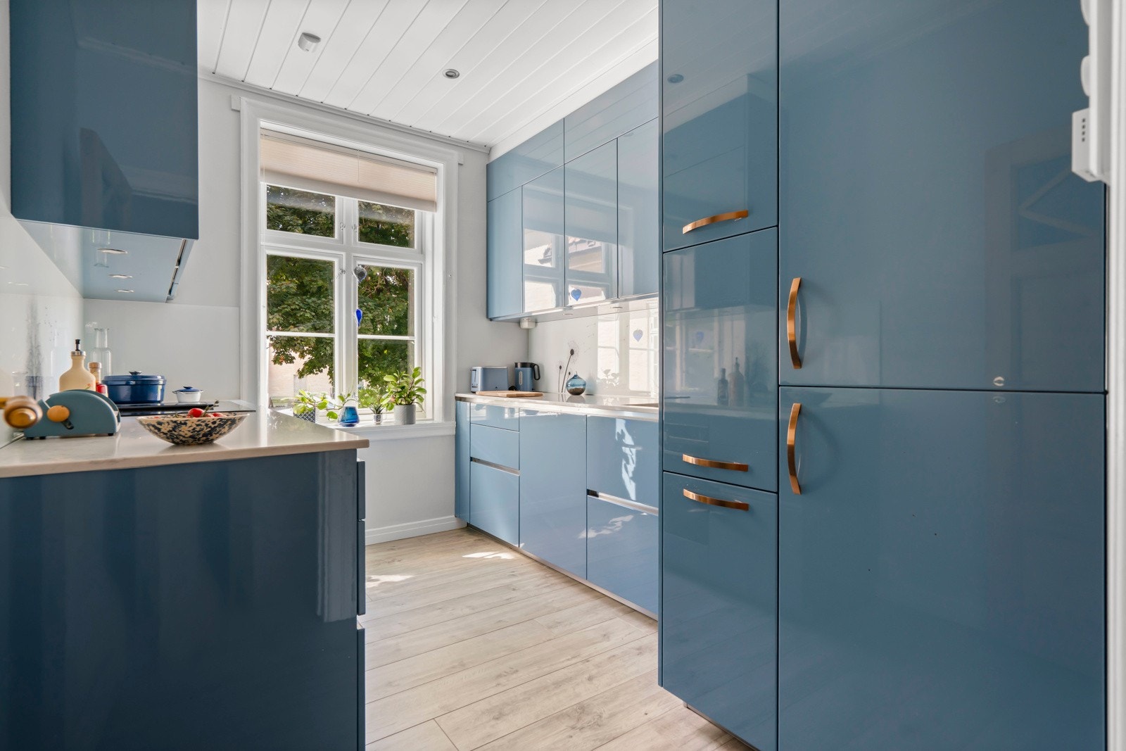Moderne, takhøy kjøkkeninnredning fra 2019. Galleribilde