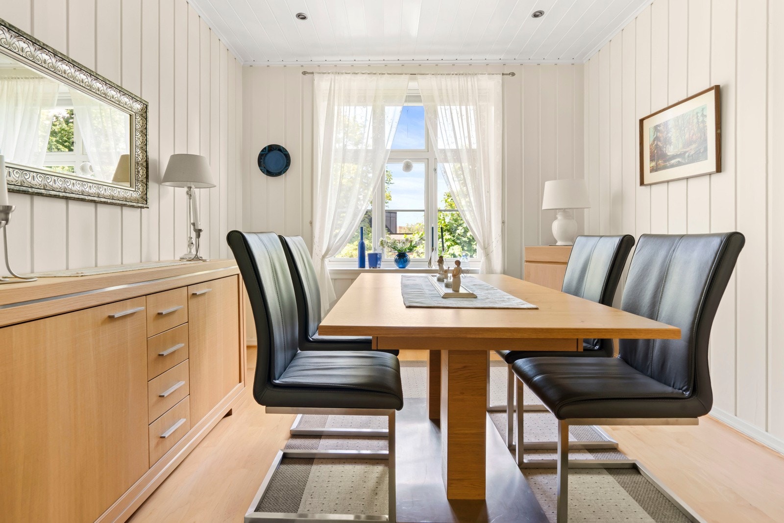Stort, klassisk vindu som slipper inn rikelig med naturlig lys. Hyggelig utsyn mot grønne omgivelser. Galleribilde