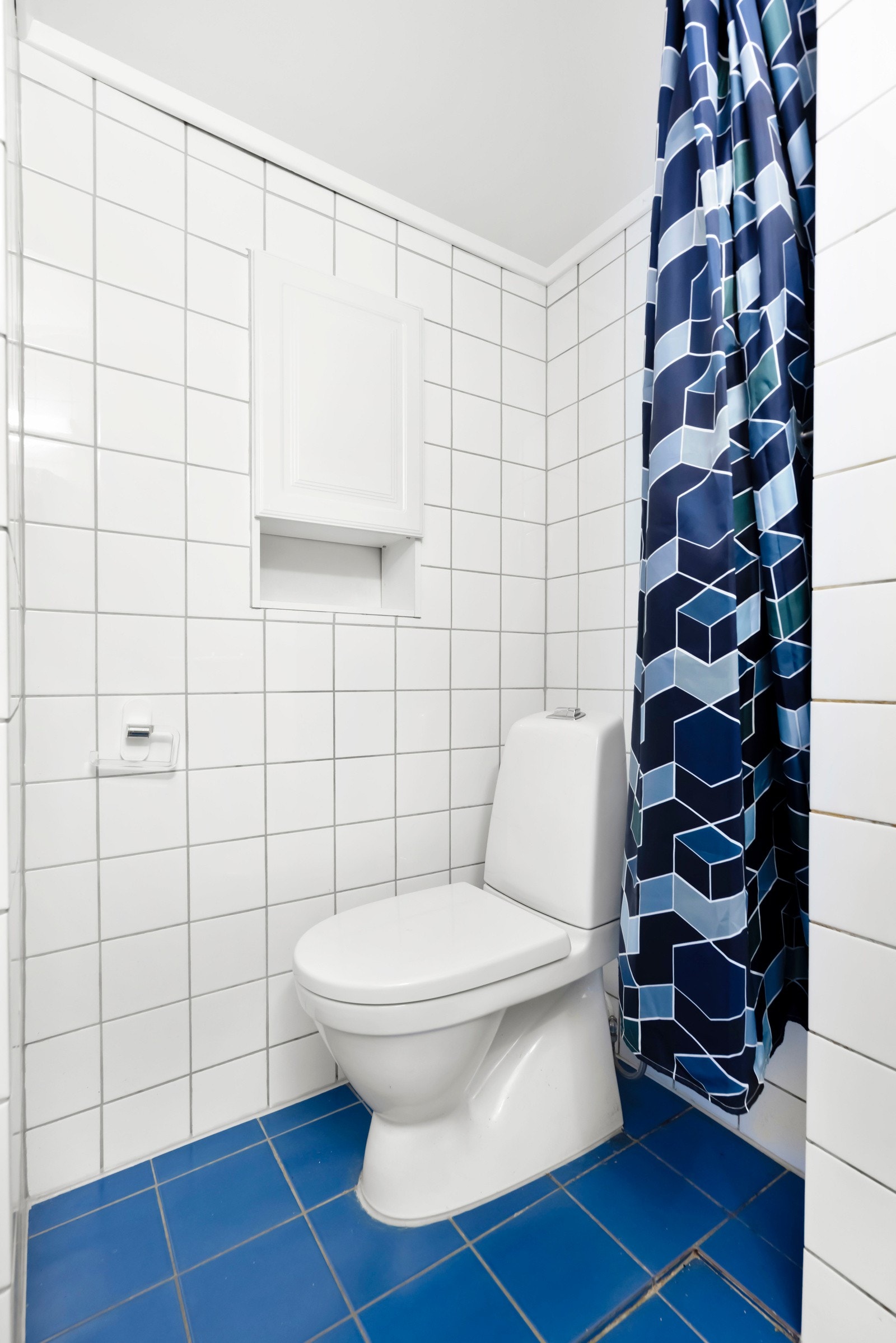 Badet inneholder toalett, servant med speil og dusjsone. Se alternativ plantegning for utvidelsesmuligheter. Galleribilde