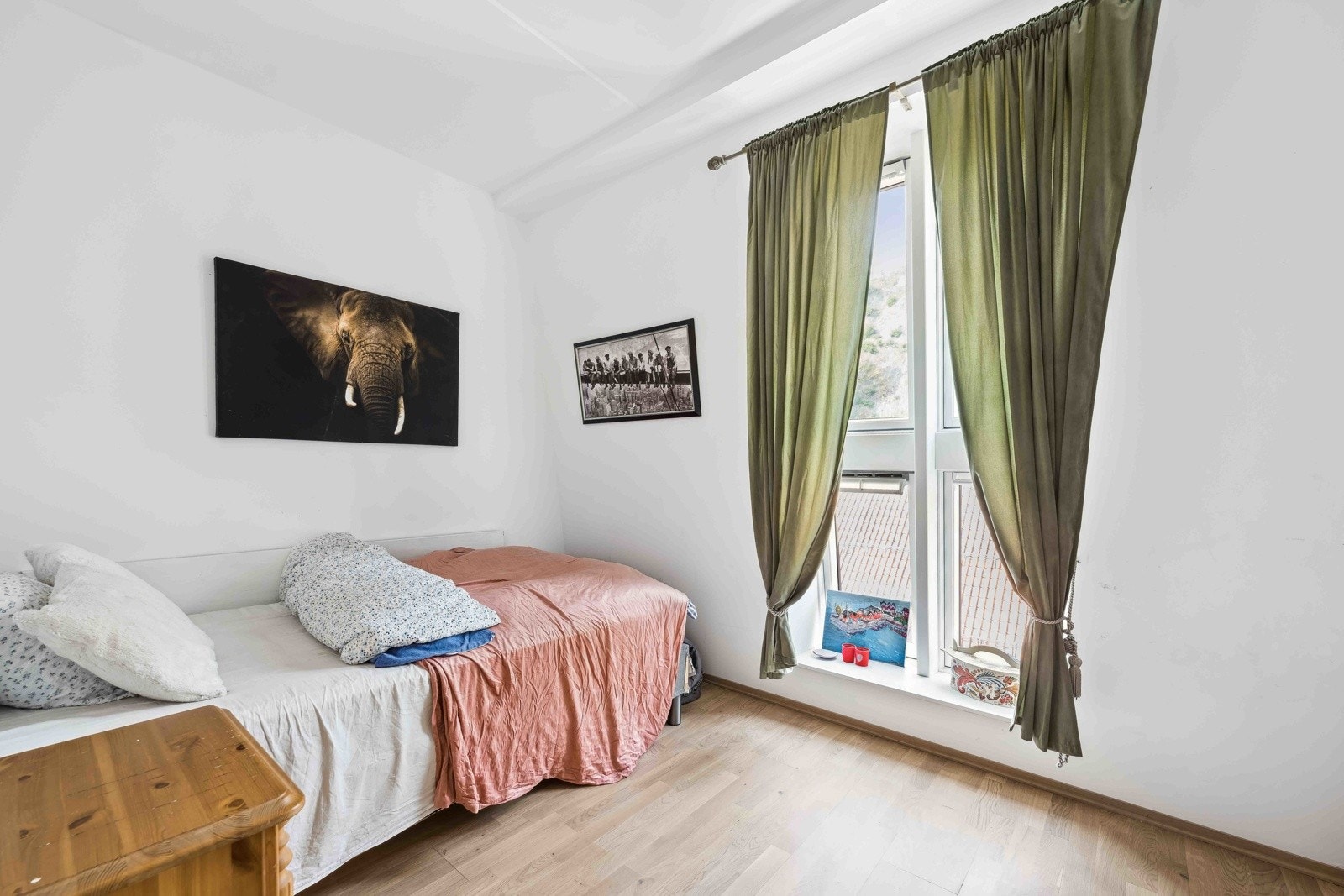 Det er plass til seng, nattbord og garderobeskap i alle rom. Galleribilde