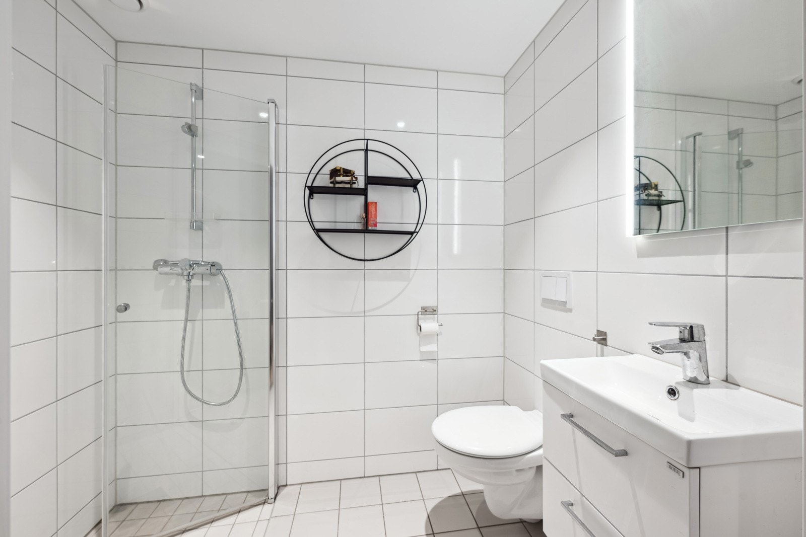 Begge bad har flislagte overflater, varmekabler, downlightsbelysning og balansert ventilasjon. Galleribilde