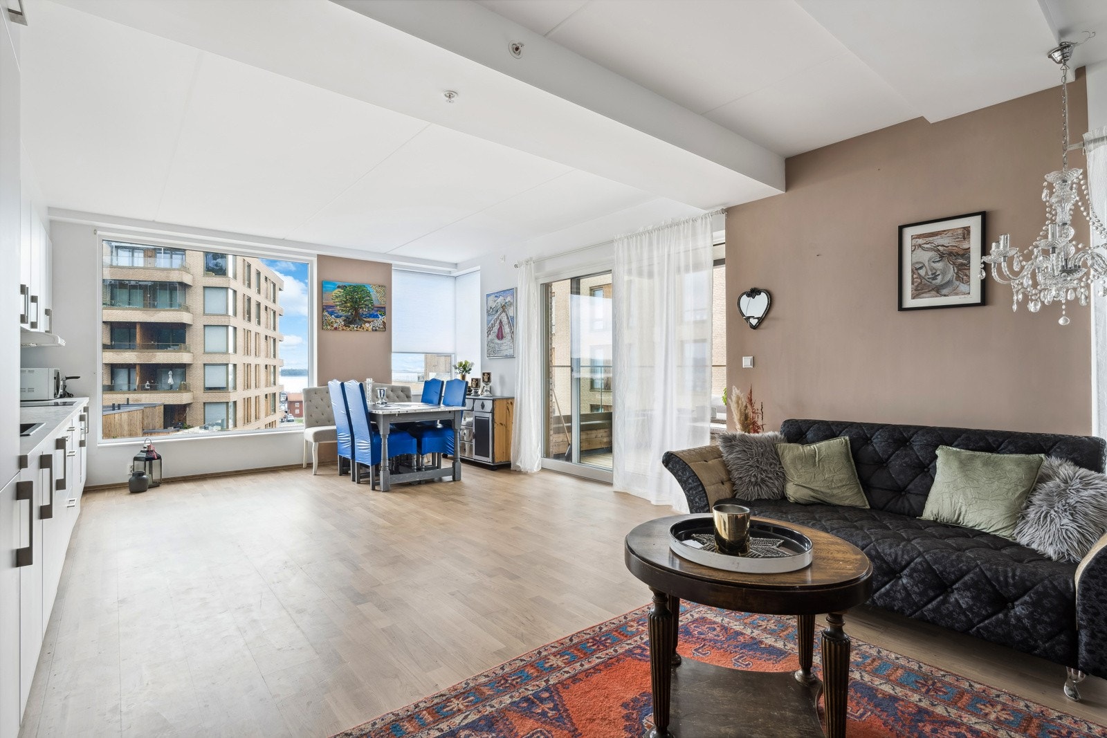 Leiligheten har parkett på gulvet og slette malte veggflater. Balansert ventilasjon. Galleribilde