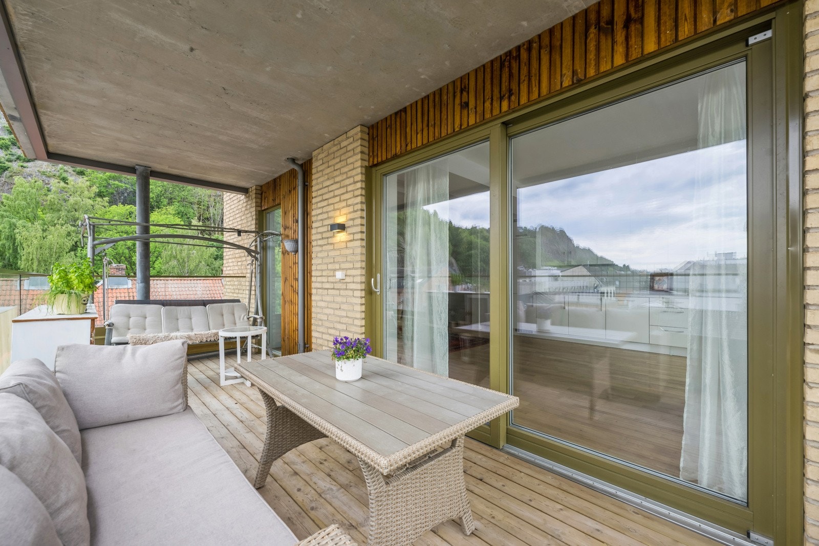 Adkomst via skyvedør på kjøkkenet - en fin forlengelse av innerommet. Galleribilde