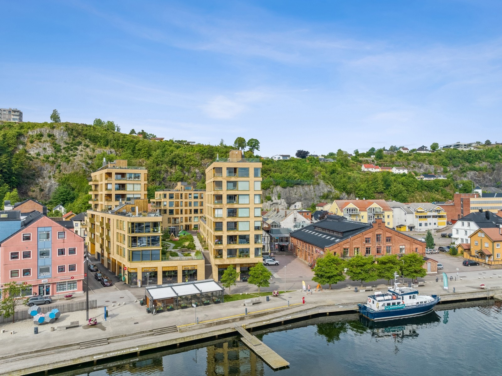 Idyllisk beliggenhet midt på brygga, med kort vei til alt du behøver i hverdagen. Galleribilde