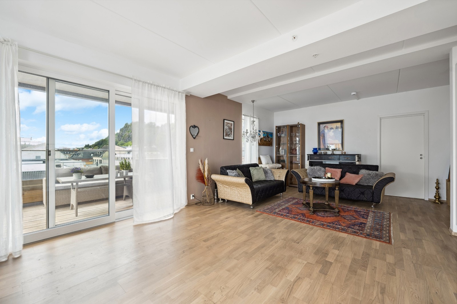 Lettmøblert allrom med god plass til både sofagruppe og spisebord. Galleribilde