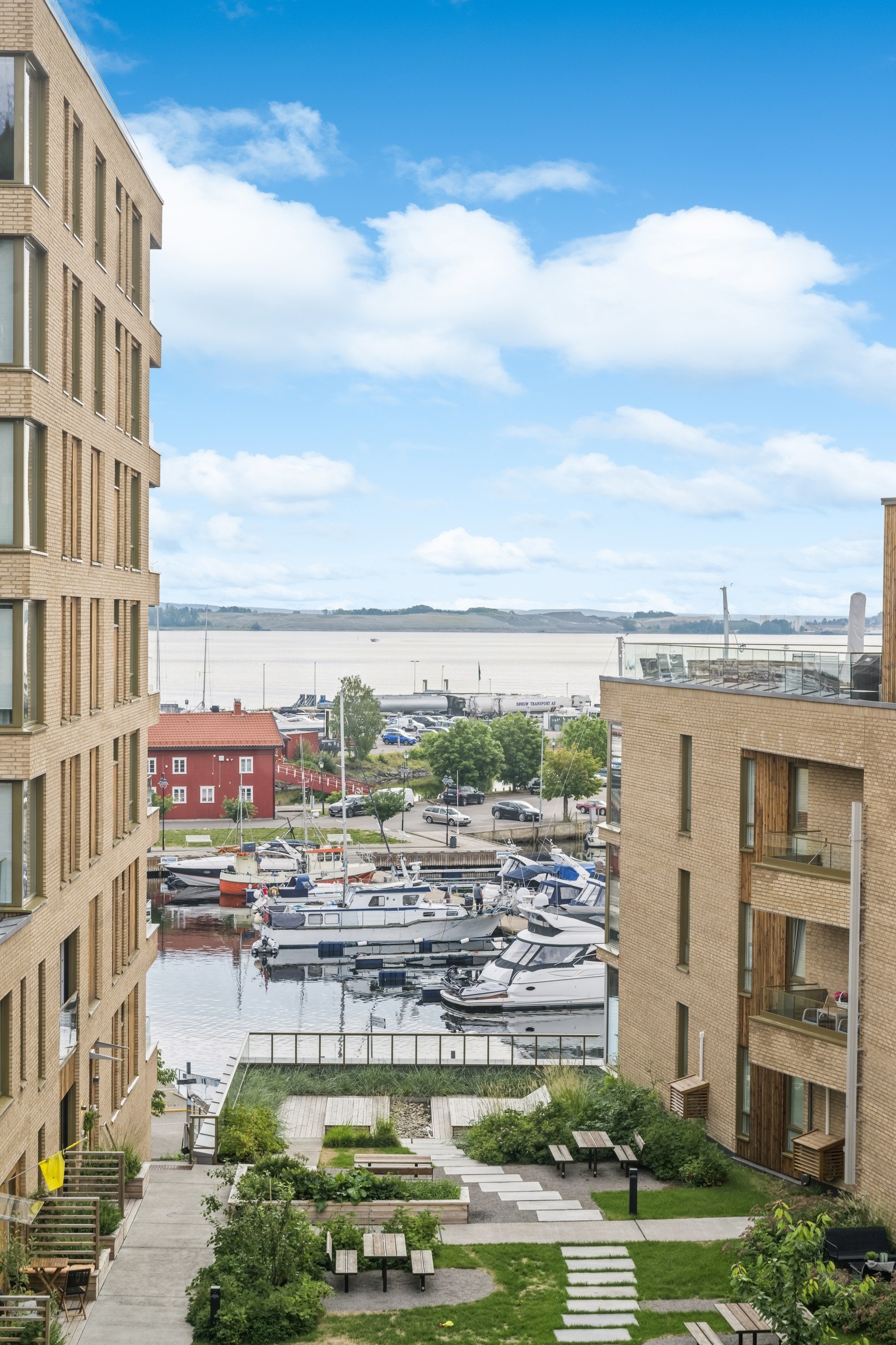 Fjordutsikten kan nytes både innendørs og utendørs. Galleribilde