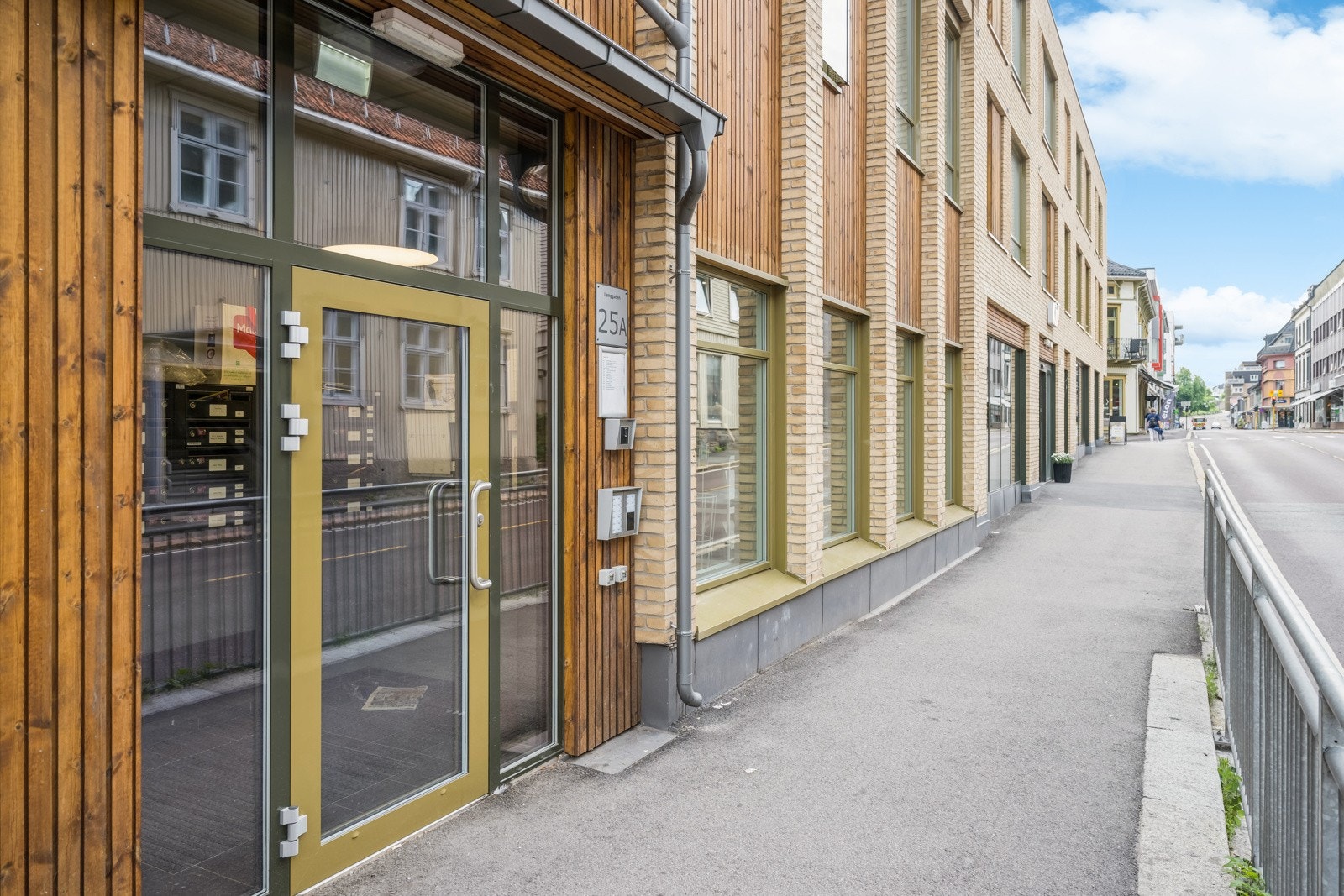 Det er inngang både fra gateplan og fra baksiden av bygget. Galleribilde