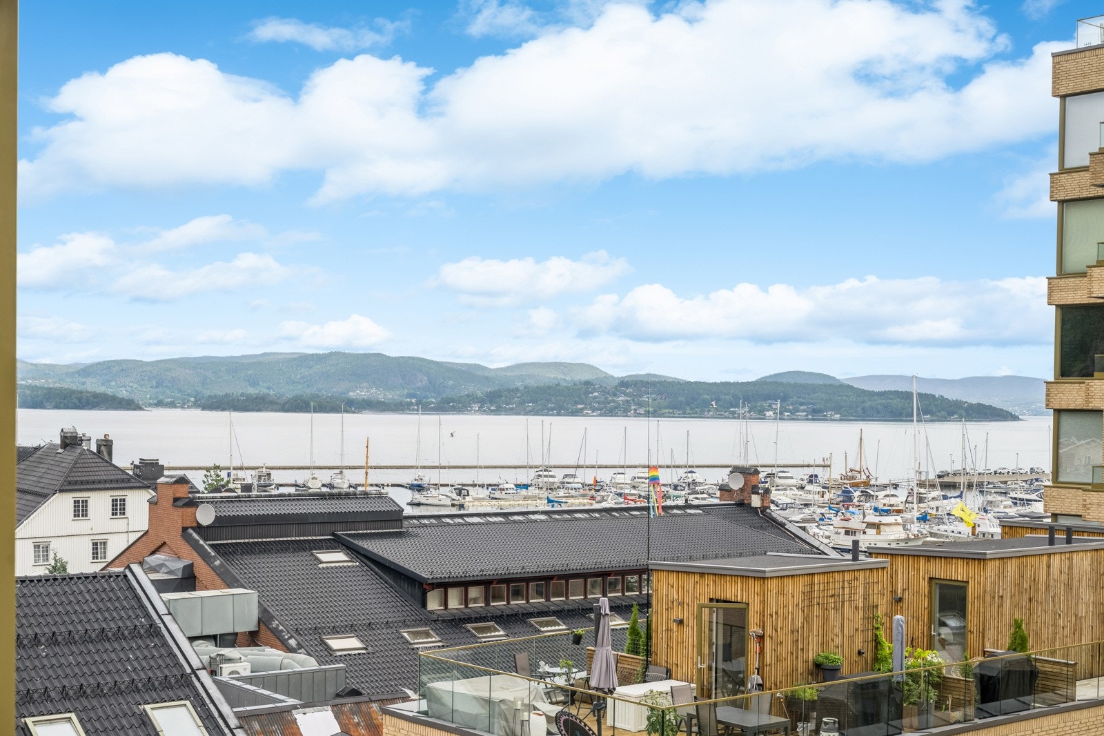 Leiligheten ligger høyt og fint i 5.etg, med egen parsell på takterrassen i 7.etg. Her kan du nyte flott fjordutsikt og meget gode solforhold. Galleribilde