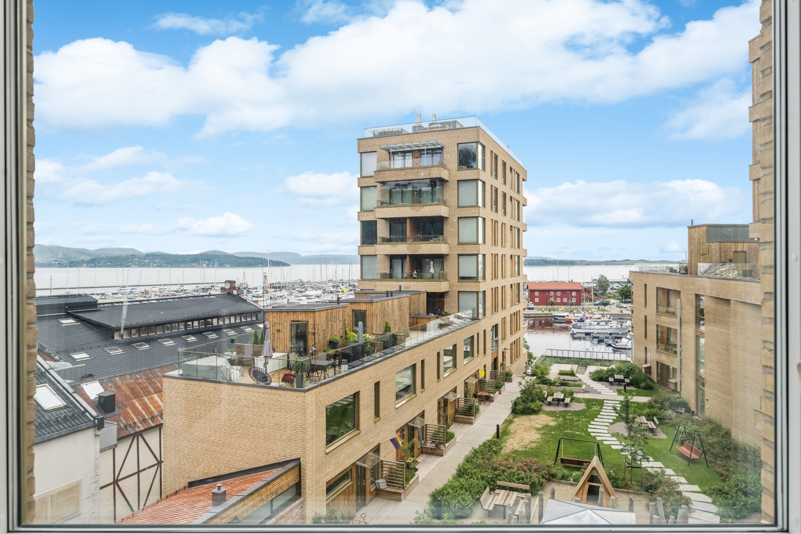 Store vinduflater bringer masse naturlig lys inn i leiligheten, og gir utsikt fra flere soner. Galleribilde
