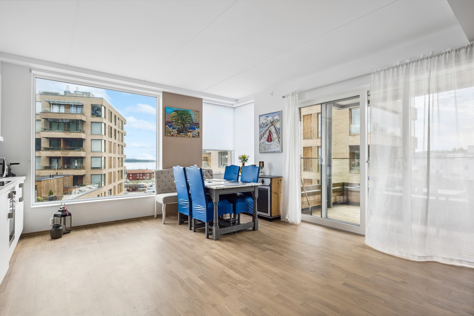 Leiligheten har et lyst og luftig allrom med stue og kjøkken i åpen løsning. Galleribilde