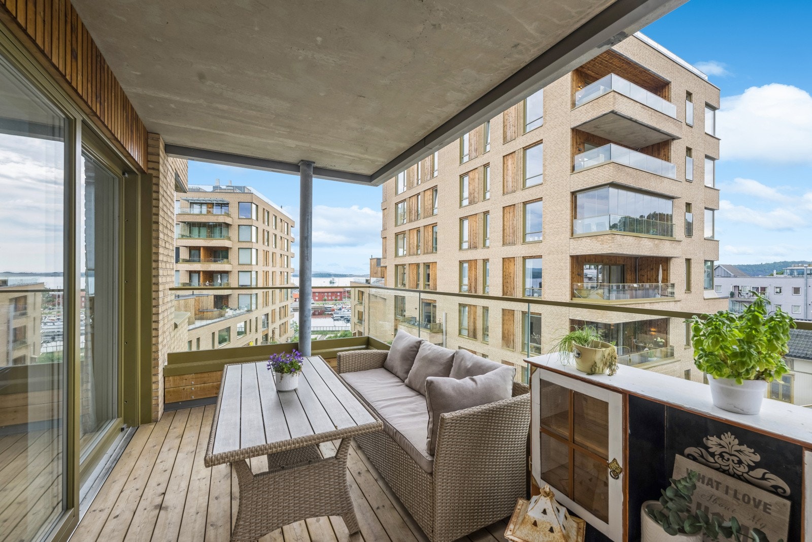 Sydvendt og overbygd balkong på ca. 13 kvm. Galleribilde