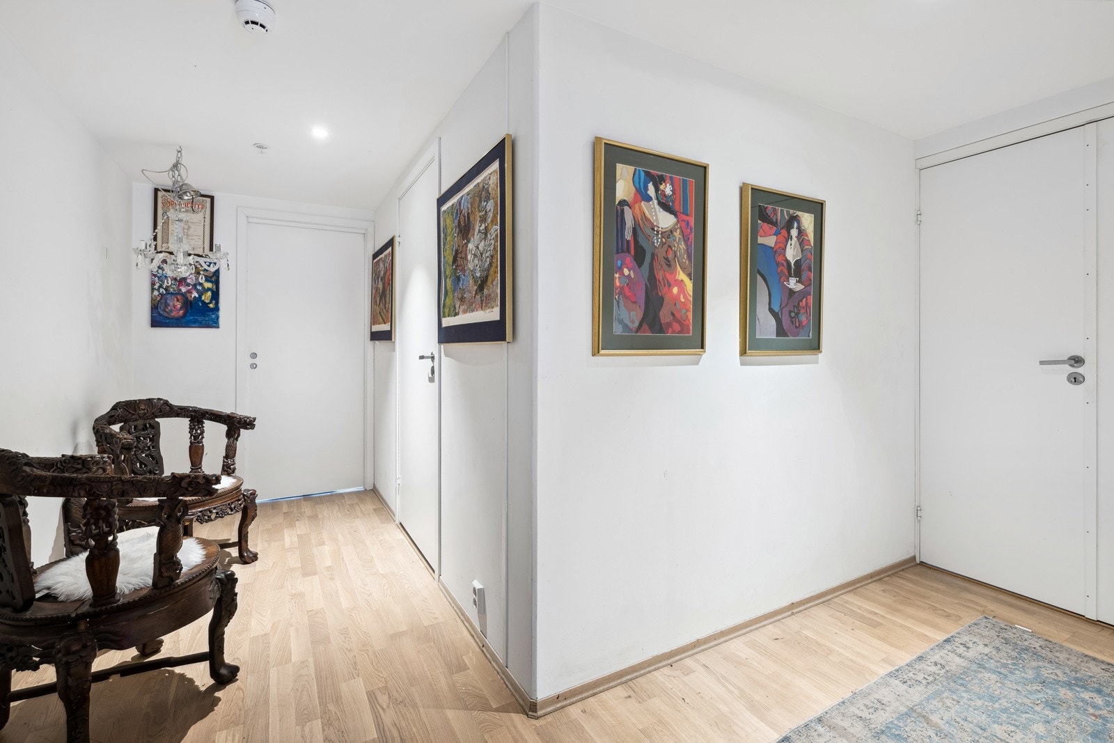 Lys og romslig entré med god plass til yttertøyet. Galleribilde