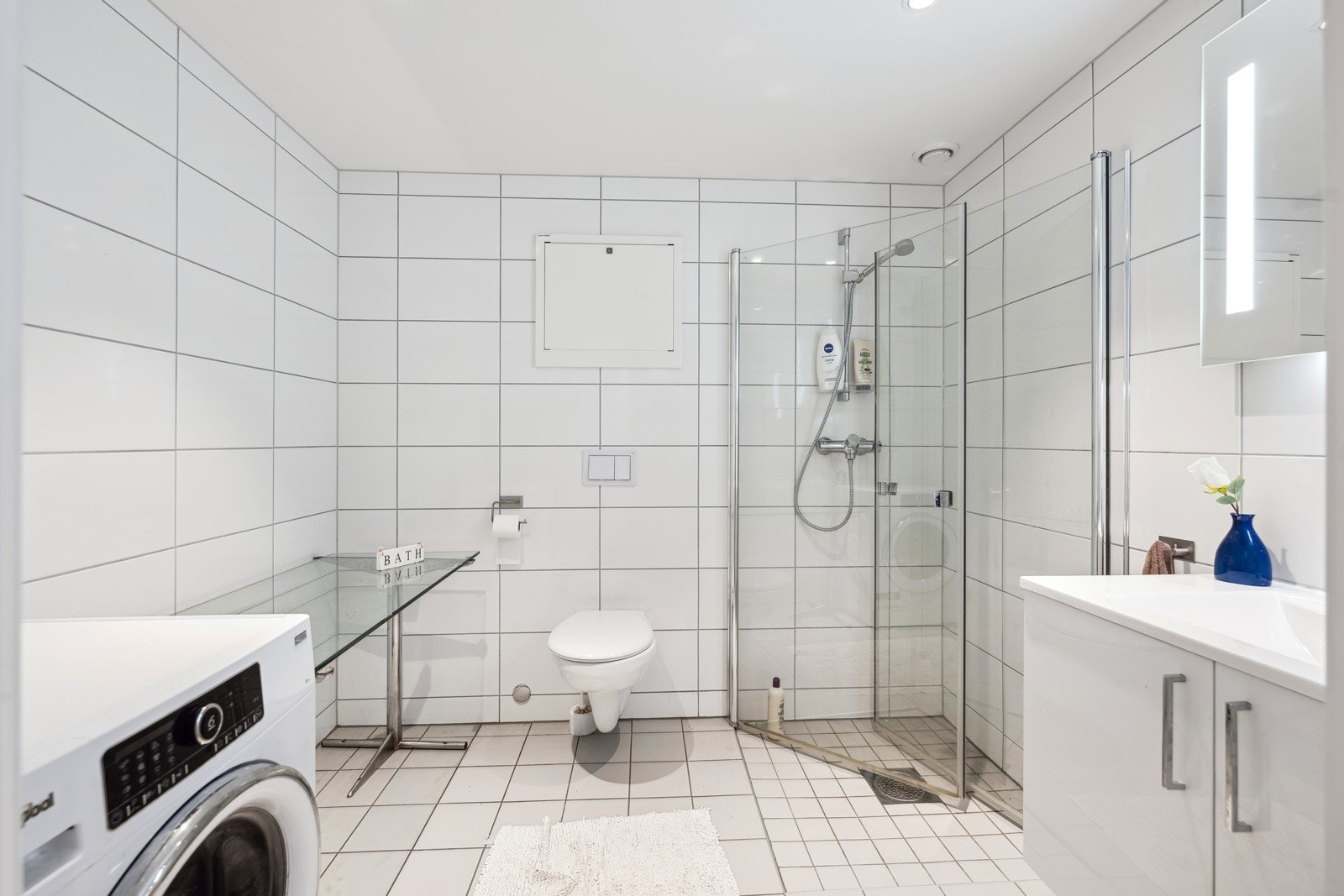 Det største badet har opplegg for vaskemaskin. Galleribilde