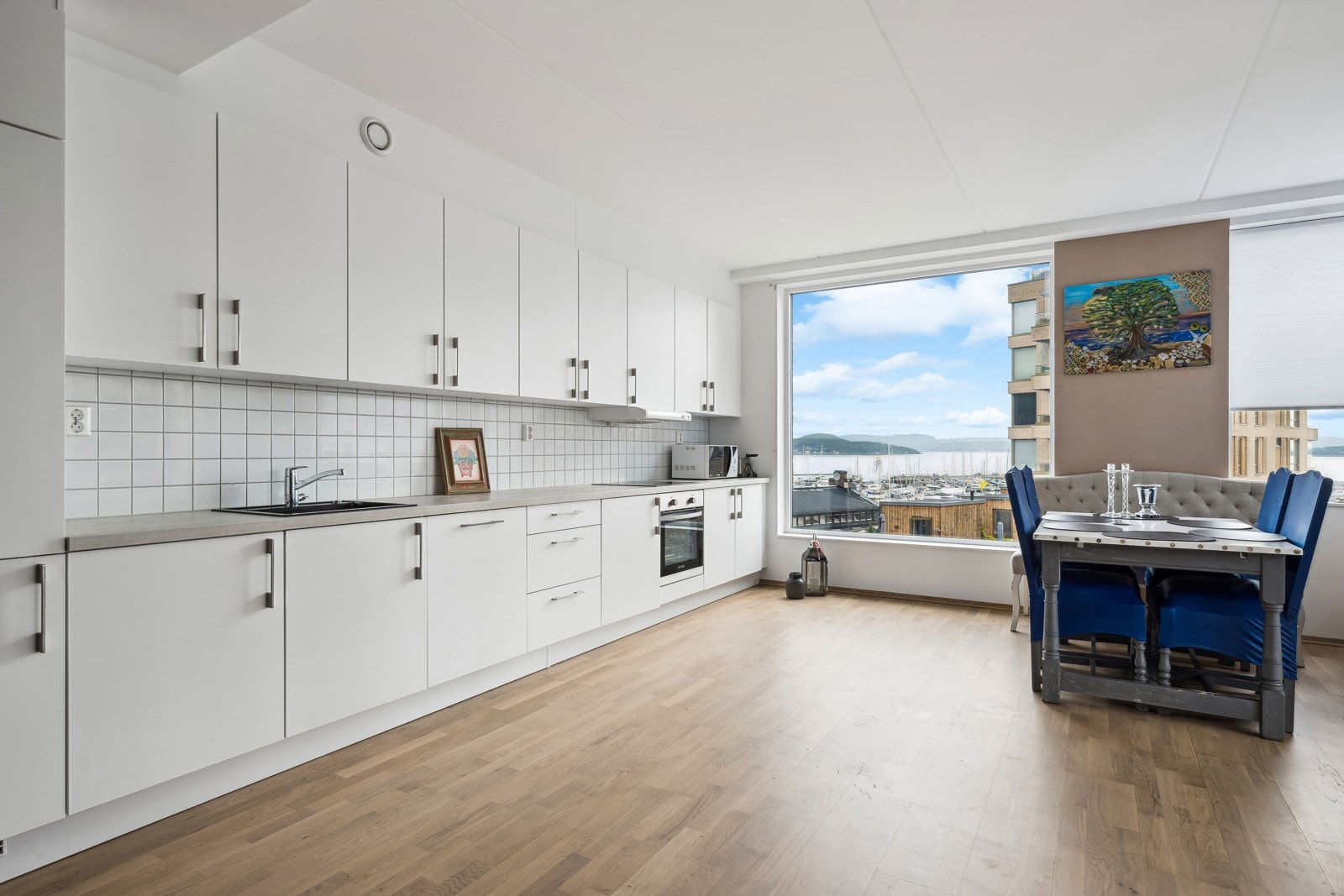 Praktisk kjøkken med god skap- og benkeplass, samt integrerte hvitevarer som medfølger. Galleribilde