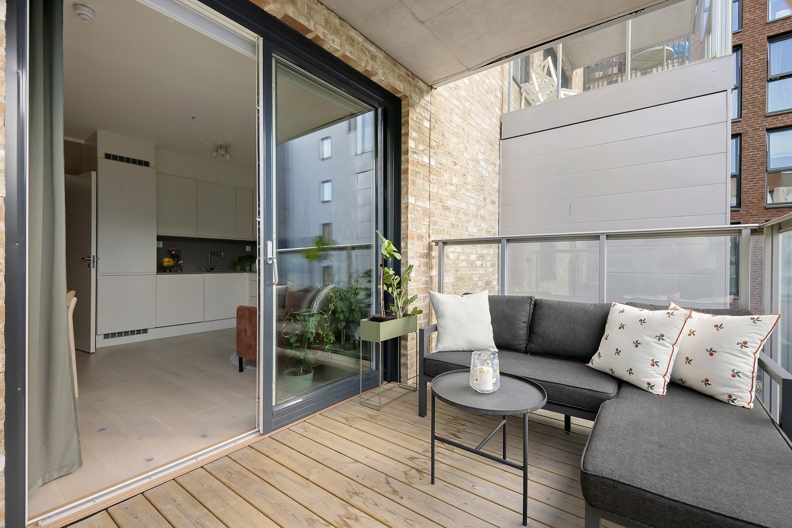 Leiligheten disponerer en flott og romslig balkong som er vendt mot hyggelig felles gårdsrom. Her er det god plass til diverse utemøbler og evt grill. Galleribilde