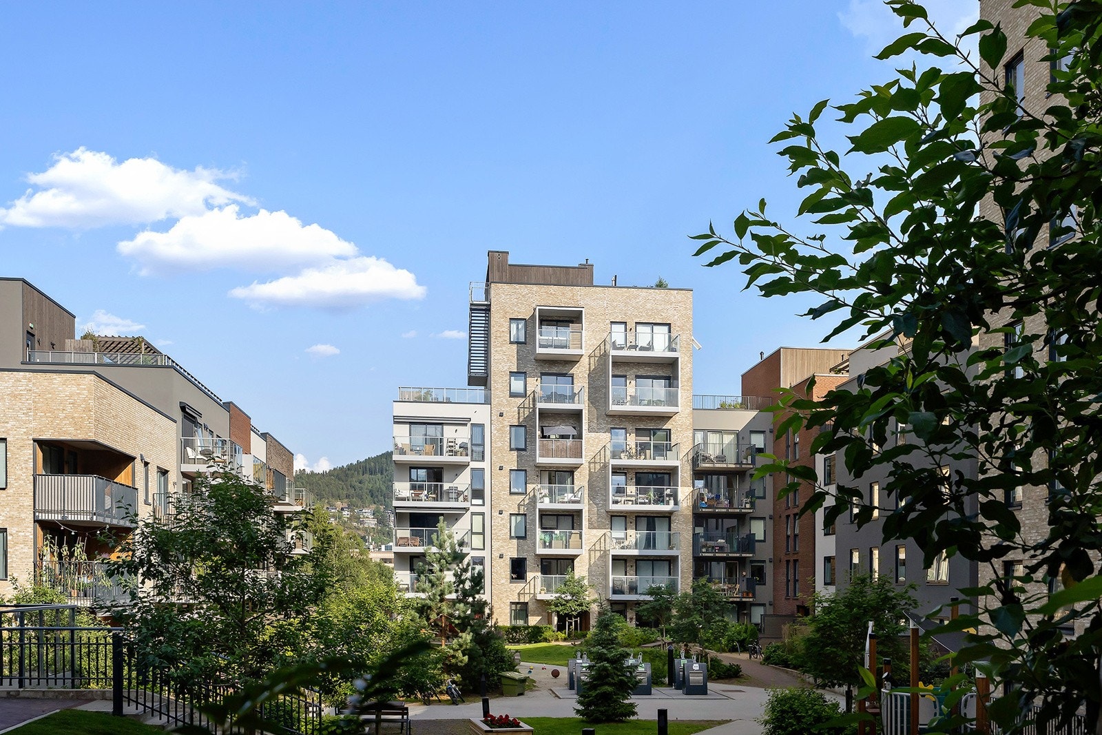 Pent opparbeidet og parkmessig gårdsrom. Sentral beliggenhet med bla. Meny, JØNK, blomsterbutikk, dyrebutikk, apotek og busslinjer i gåavstand fra boligen. Galleribilde