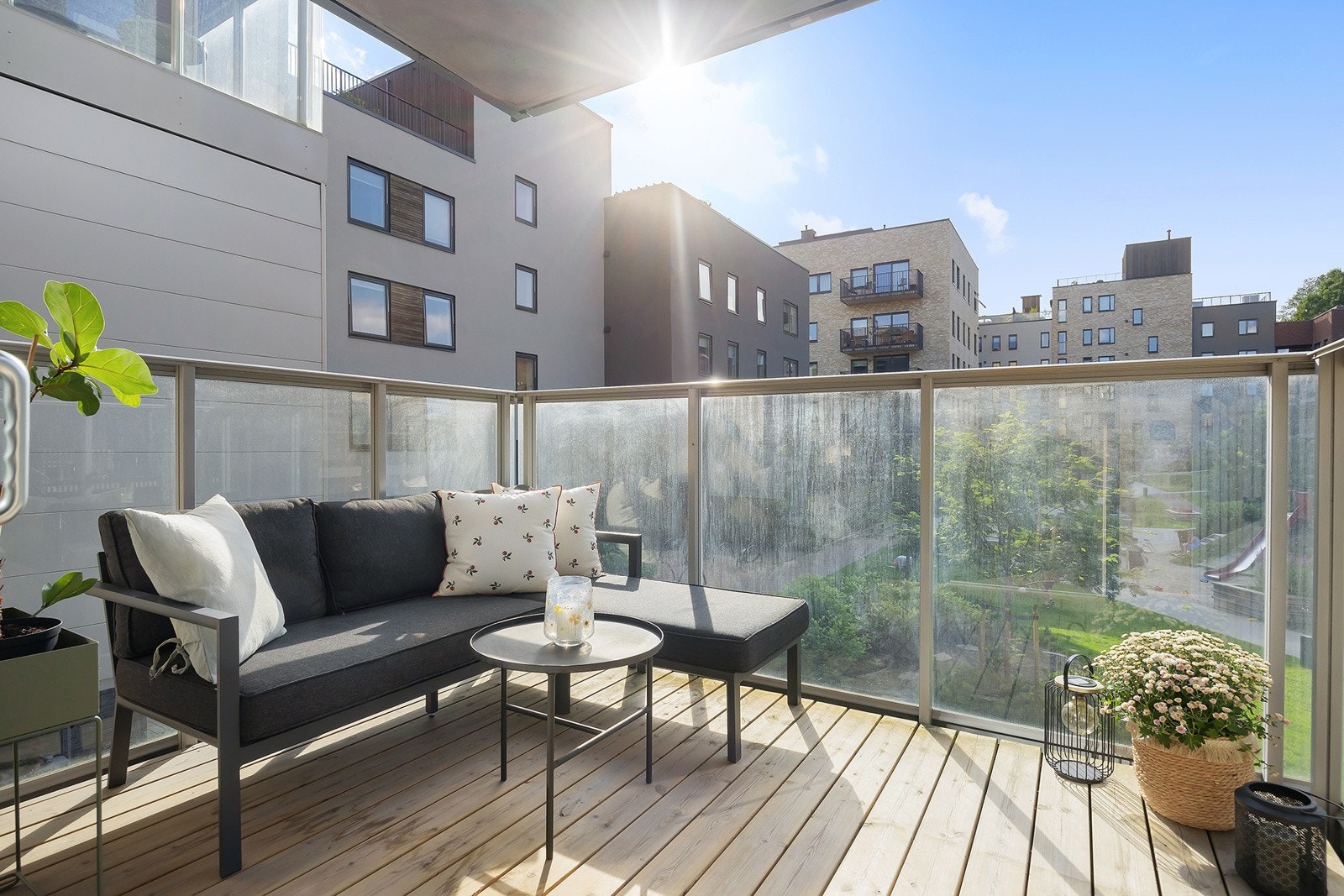 Balkongen er overbygget og fungerer som en forlengelse av stuen i sommerhalvåret. Galleribilde