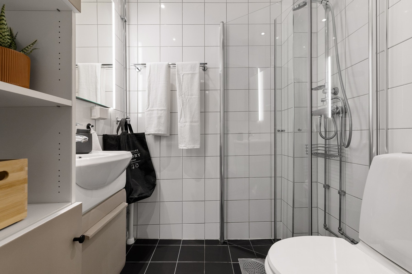 Pent og moderne flislagt baderom med varmekabler i gulv. Galleribilde