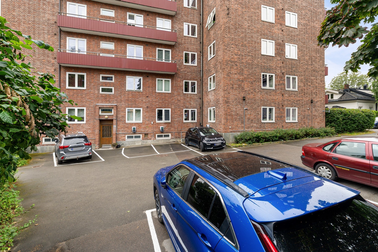 Boligaksjeselskapet har parkeringsplasser som fordeles etter først-til-mølla prinsippet. Her er det også parkeringsplasser med ladestasjoner. Galleribilde